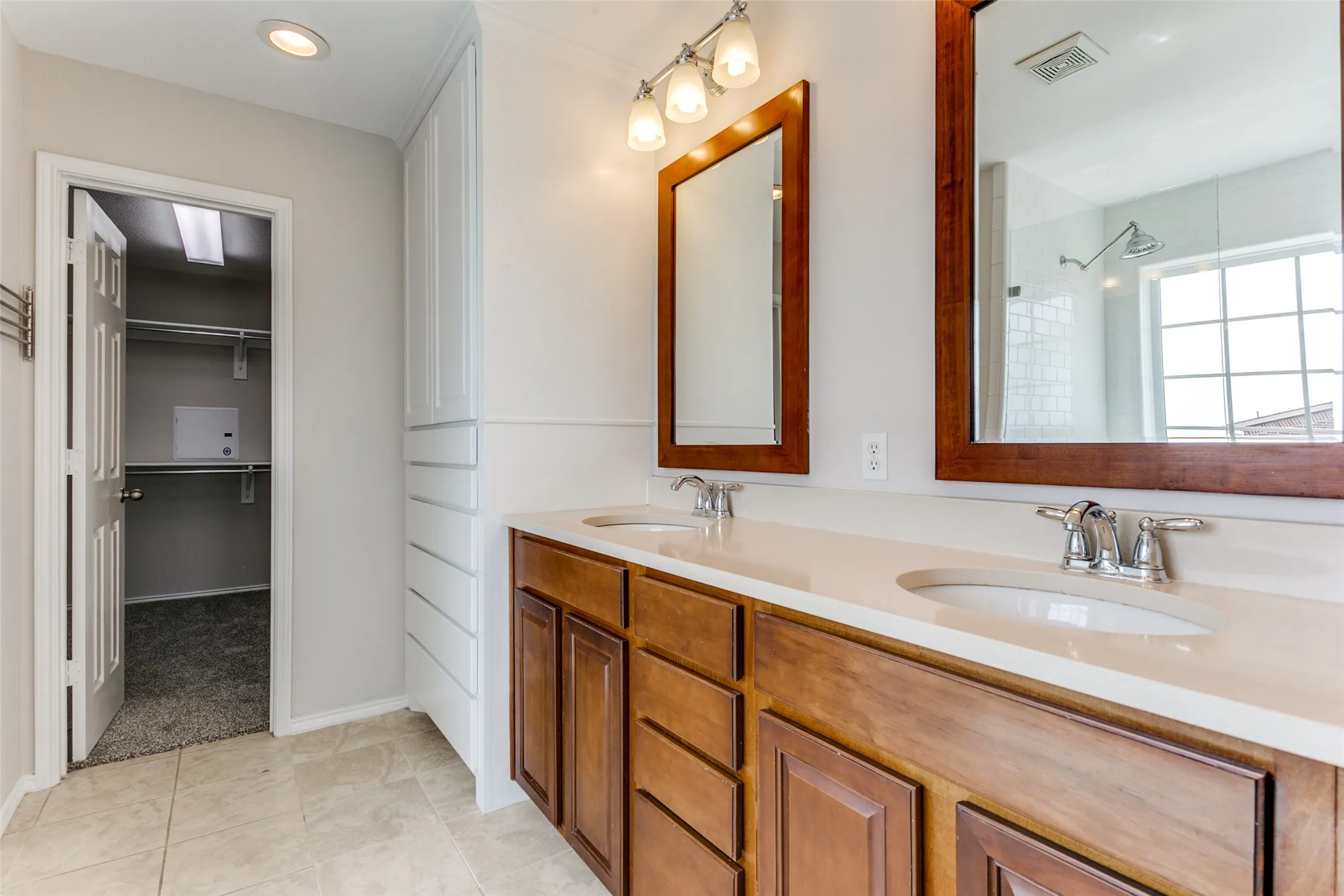 Townhouse For Sale in Dallas County , 2125 Mc Parland Court, Carrollton, Texas 75006, 3 Bedroom, 4 Bathroom, 2 Garage spaces, 2,126 Sqft, built in 2008, Preowned, mls#20916469, Real Estate Agent in Carrollton, Homes For Sale in Dallas county, Homes For Sale in Carrollton, Realtor in Carrollton Texas, Real Estate Brokerage Independent Realty Texas, Luminita Cordes Realtor