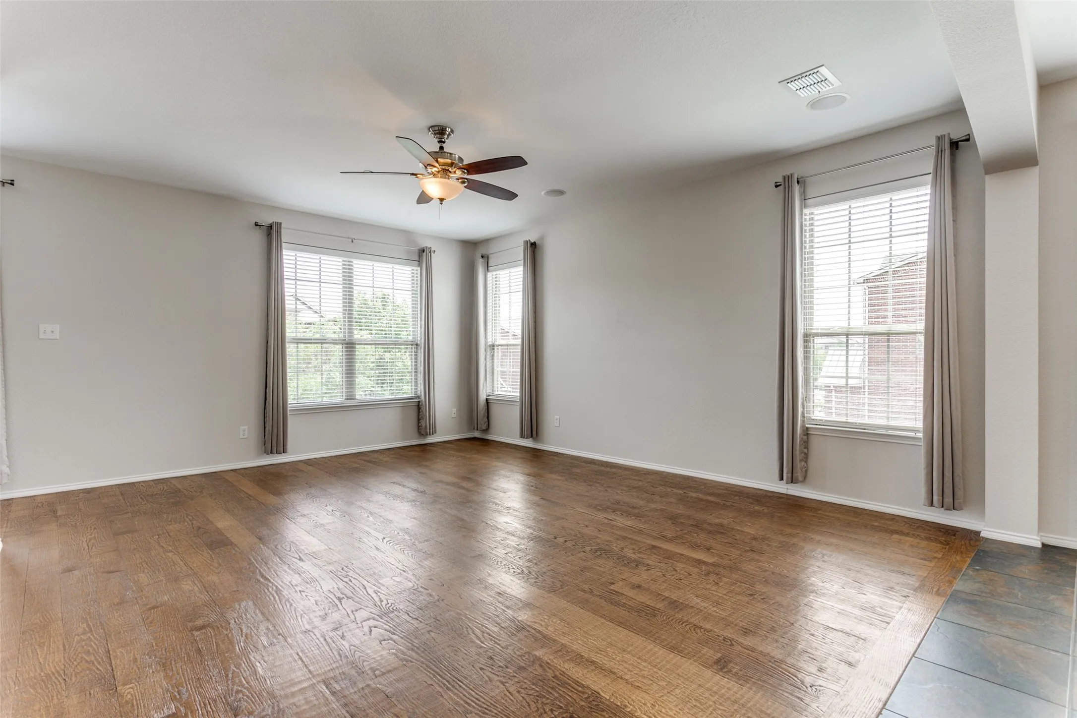 Townhouse For Sale in Dallas County , 2125 Mc Parland Court, Carrollton, Texas 75006, 3 Bedroom, 4 Bathroom, 2 Garage spaces, 2,126 Sqft, built in 2008, Preowned, mls#20916469, Real Estate Agent in Carrollton, Homes For Sale in Dallas county, Homes For Sale in Carrollton, Realtor in Carrollton Texas, Real Estate Brokerage Independent Realty Texas, Luminita Cordes Realtor