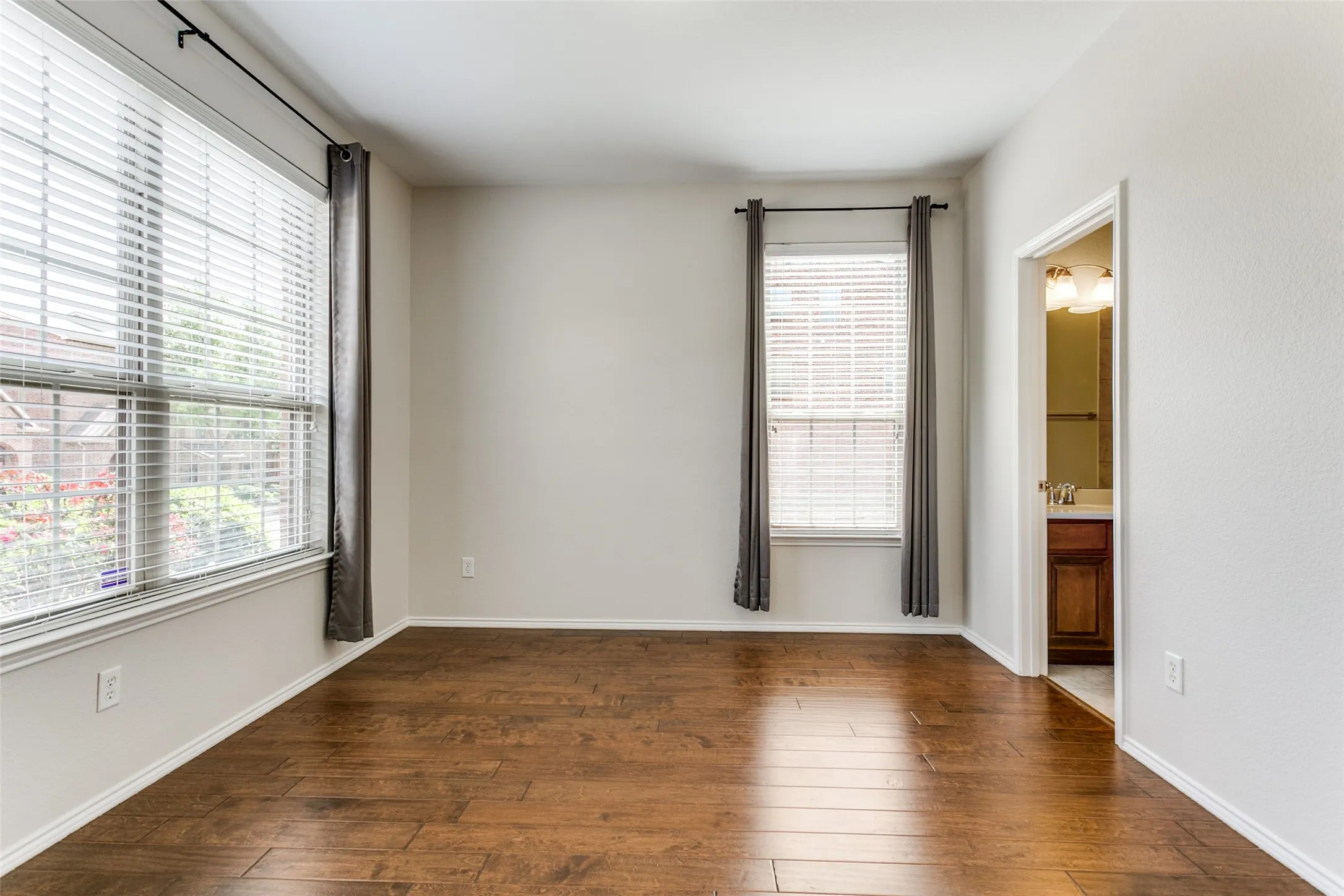 Bedroom on the first floor with en suite bathroom