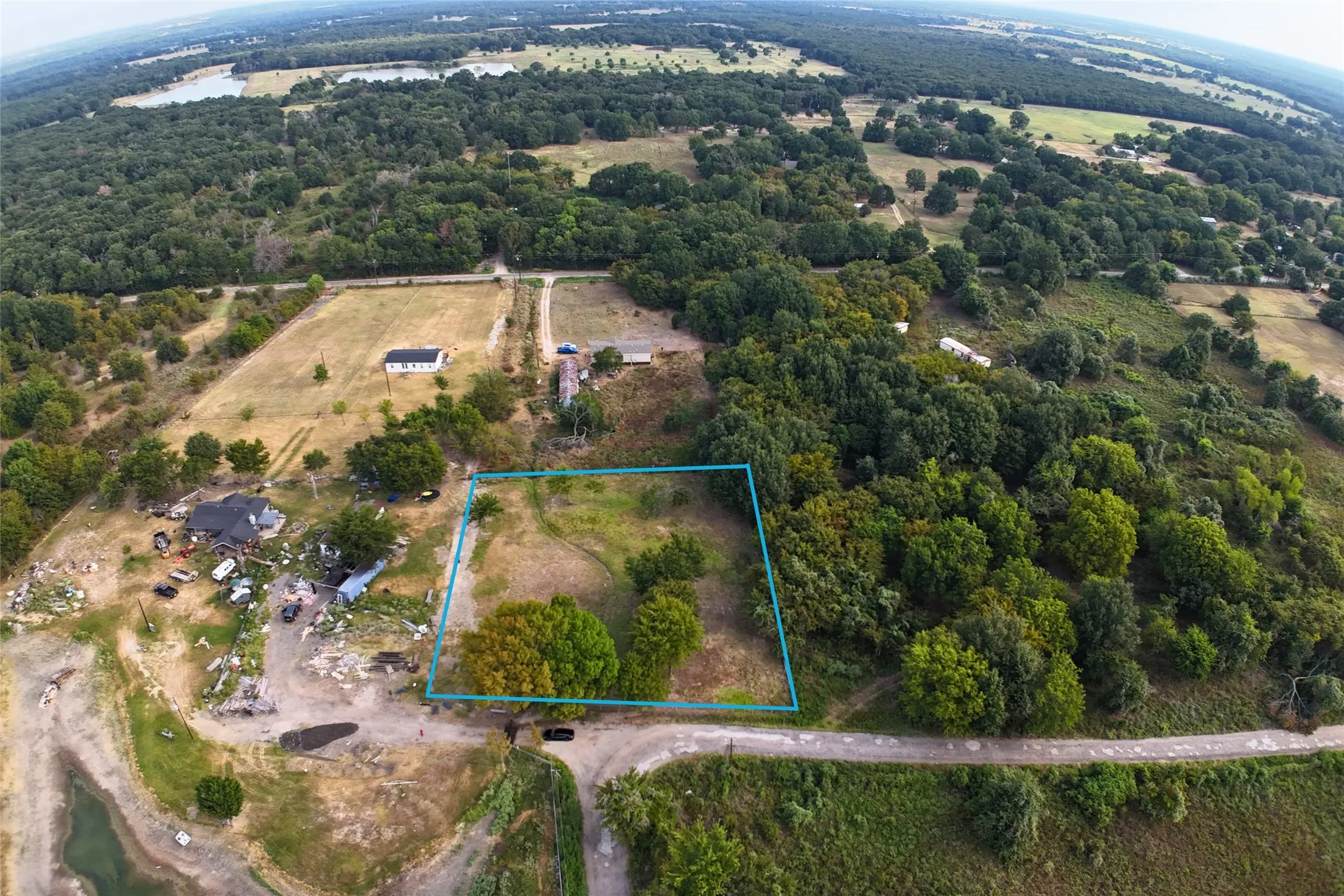 Birds eye view of property featuring a forest view