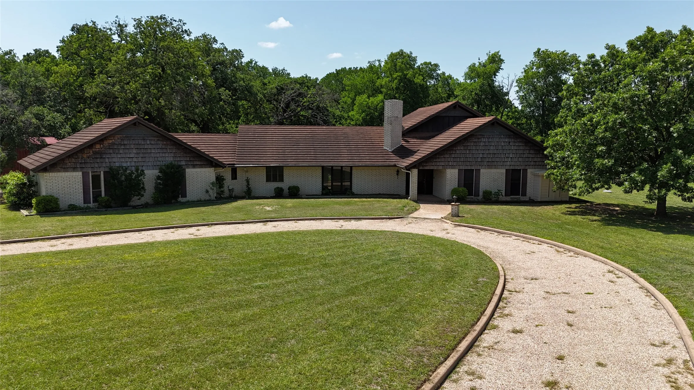 Farm For Sale in Hamilton County , 998 Hwy 22 E, Hamilton, Texas 76531, 3 Bedroom, 4 Bathroom, 2 Garage spaces, 3,962 Sqft, built in 1971, Preowned, mls#20917143, Real Estate Agent in Hamilton, Homes For Sale in Hamilton county, Homes For Sale in Hamilton, Realtor in Hamilton Texas, Real Estate Brokerage Independent Realty Texas, Luminita Cordes Realtor