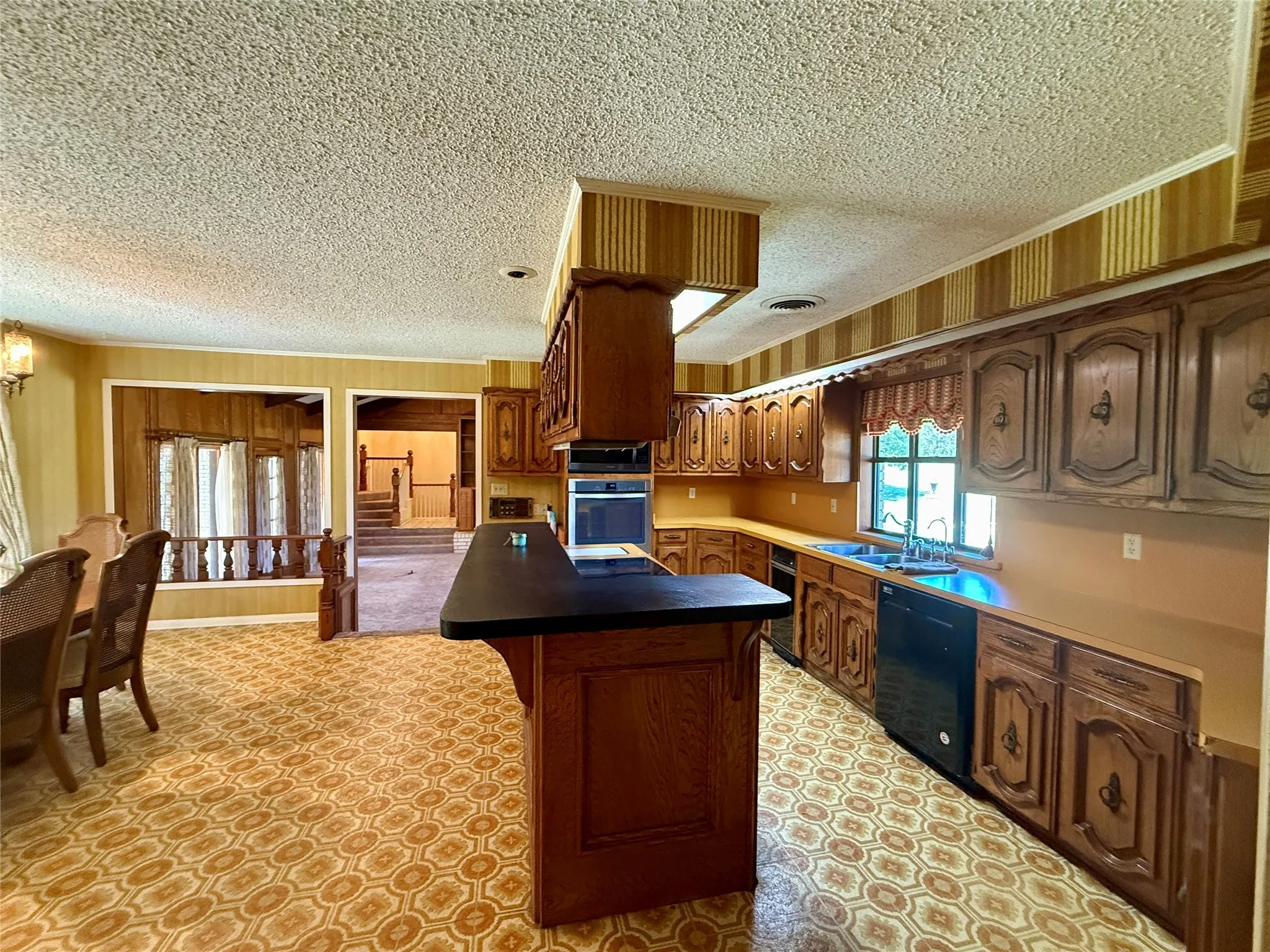 Farm For Sale in Hamilton County , 998 Hwy 22 E, Hamilton, Texas 76531, 3 Bedroom, 4 Bathroom, 2 Garage spaces, 3,962 Sqft, built in 1971, Preowned, mls#20917143, Real Estate Agent in Hamilton, Homes For Sale in Hamilton county, Homes For Sale in Hamilton, Realtor in Hamilton Texas, Real Estate Brokerage Independent Realty Texas, Luminita Cordes Realtor