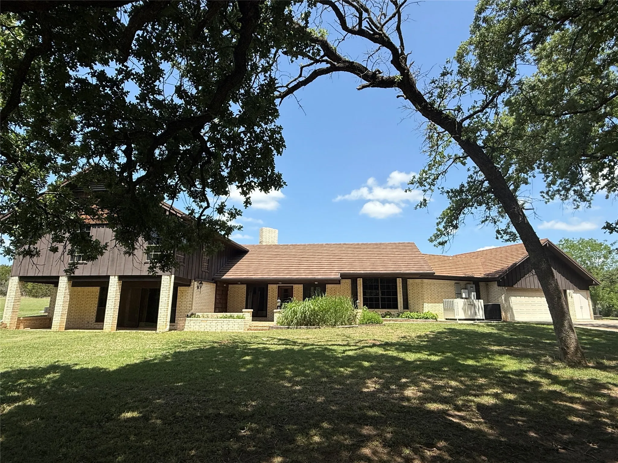 Farm For Sale in Hamilton County , 998 Hwy 22 E, Hamilton, Texas 76531, 3 Bedroom, 4 Bathroom, 2 Garage spaces, 3,962 Sqft, built in 1971, Preowned, mls#20917143, Real Estate Agent in Hamilton, Homes For Sale in Hamilton county, Homes For Sale in Hamilton, Realtor in Hamilton Texas, Real Estate Brokerage Independent Realty Texas, Luminita Cordes Realtor