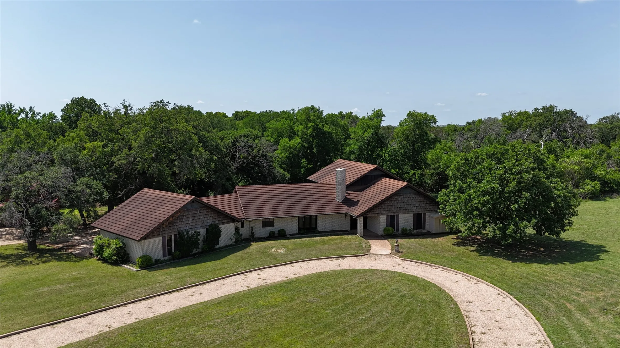 Farm For Sale in Hamilton County , 998 Hwy 22 E, Hamilton, Texas 76531, 3 Bedroom, 4 Bathroom, 2 Garage spaces, 3,962 Sqft, built in 1971, Preowned, mls#20917143, Real Estate Agent in Hamilton, Homes For Sale in Hamilton county, Homes For Sale in Hamilton, Realtor in Hamilton Texas, Real Estate Brokerage Independent Realty Texas, Luminita Cordes Realtor