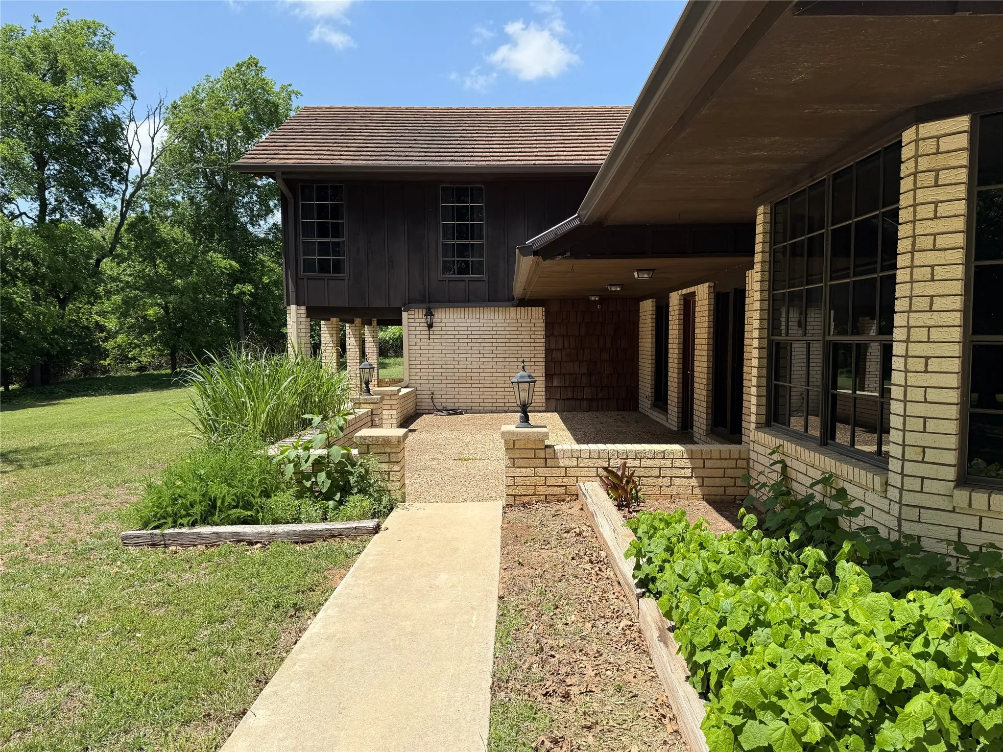 Farm For Sale in Hamilton County , 998 Hwy 22 E, Hamilton, Texas 76531, 3 Bedroom, 4 Bathroom, 2 Garage spaces, 3,962 Sqft, built in 1971, Preowned, mls#20917143, Real Estate Agent in Hamilton, Homes For Sale in Hamilton county, Homes For Sale in Hamilton, Realtor in Hamilton Texas, Real Estate Brokerage Independent Realty Texas, Luminita Cordes Realtor