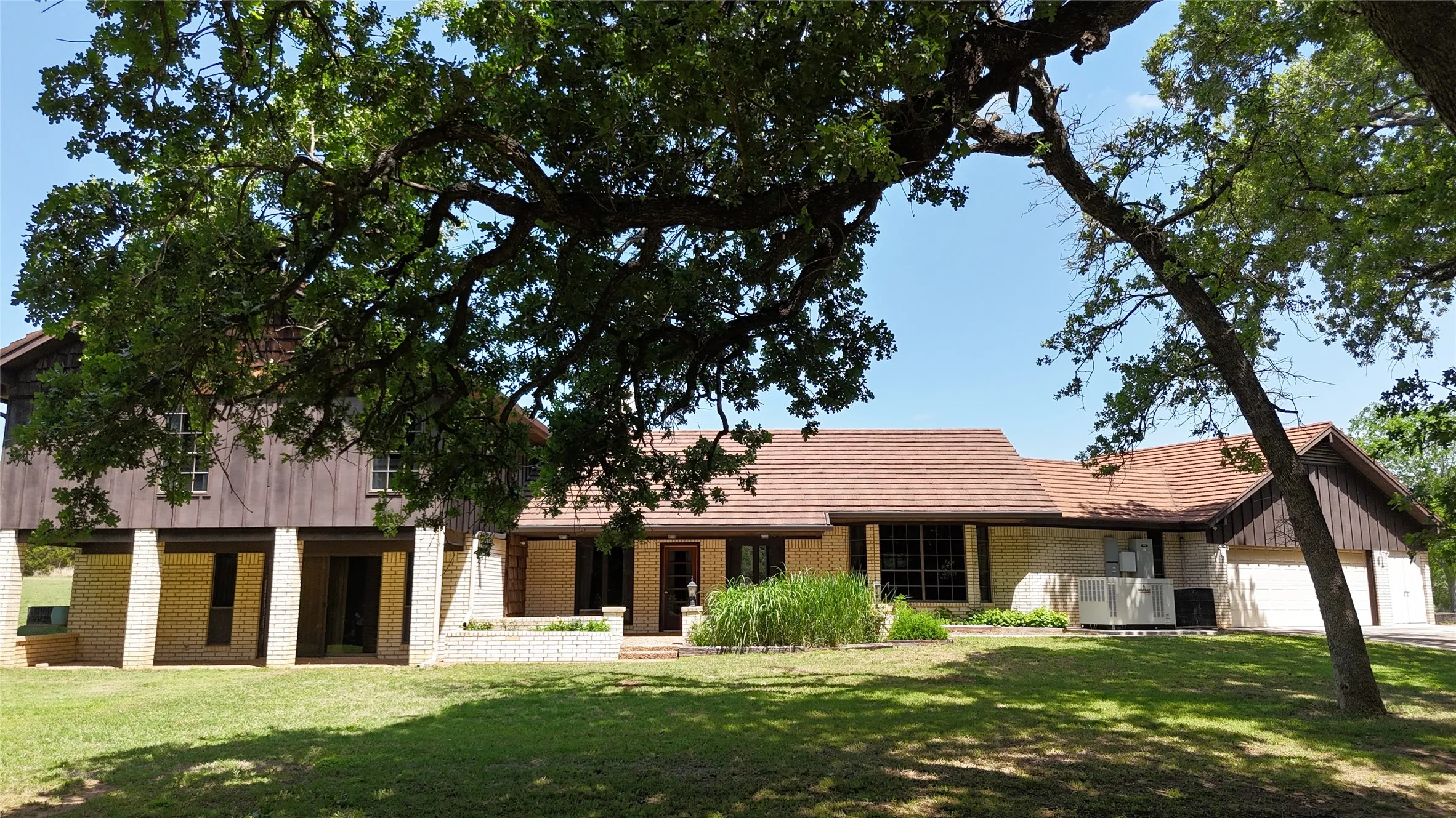 Farm For Sale in Hamilton County , 998 Hwy 22 E, Hamilton, Texas 76531, 3 Bedroom, 4 Bathroom, 2 Garage spaces, 3,962 Sqft, built in 1971, Preowned, mls#20917143, Real Estate Agent in Hamilton, Homes For Sale in Hamilton county, Homes For Sale in Hamilton, Realtor in Hamilton Texas, Real Estate Brokerage Independent Realty Texas, Luminita Cordes Realtor