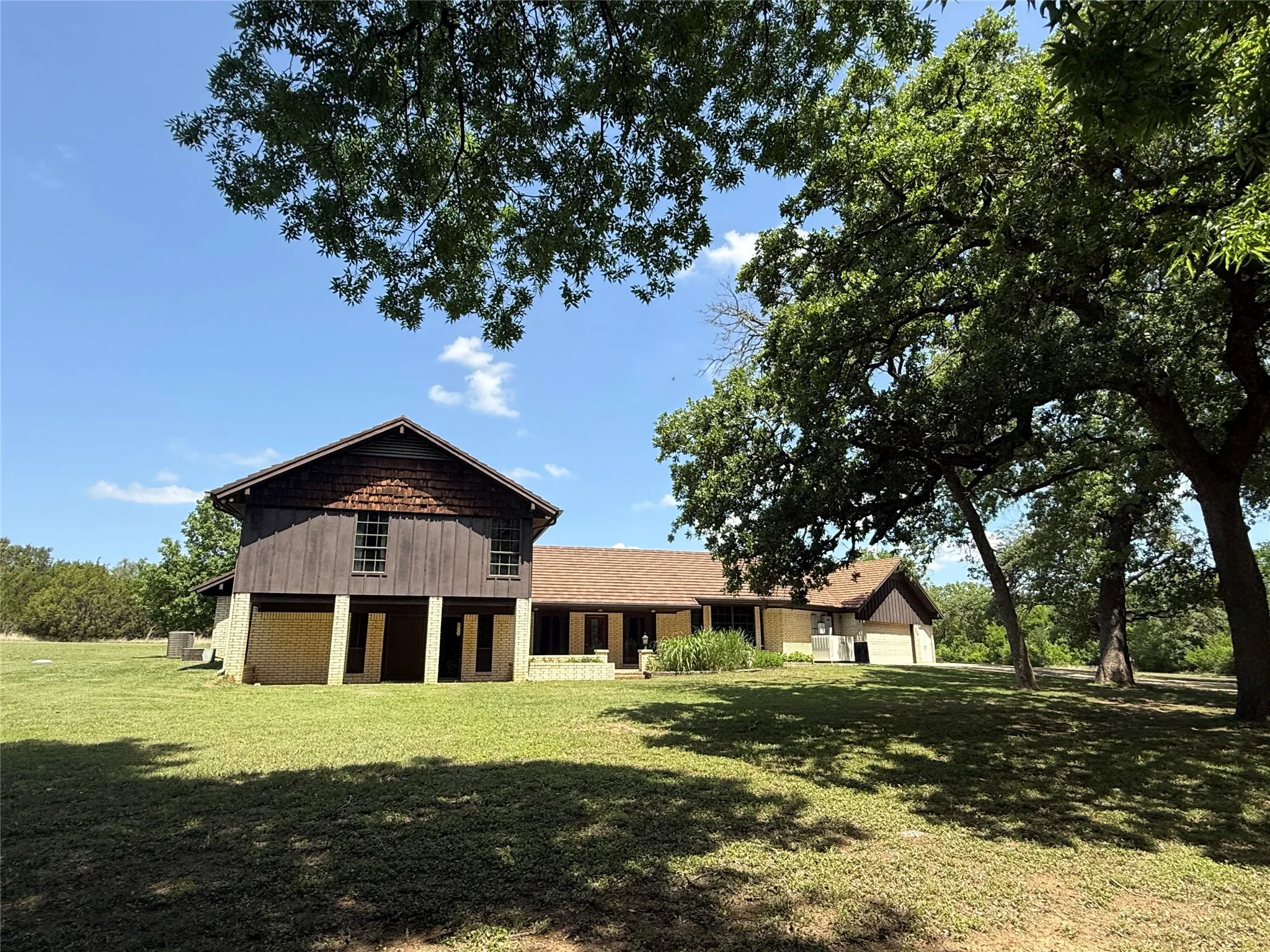 Farm For Sale in Hamilton County , 998 Hwy 22 E, Hamilton, Texas 76531, 3 Bedroom, 4 Bathroom, 2 Garage spaces, 3,962 Sqft, built in 1971, Preowned, mls#20917143, Real Estate Agent in Hamilton, Homes For Sale in Hamilton county, Homes For Sale in Hamilton, Realtor in Hamilton Texas, Real Estate Brokerage Independent Realty Texas, Luminita Cordes Realtor