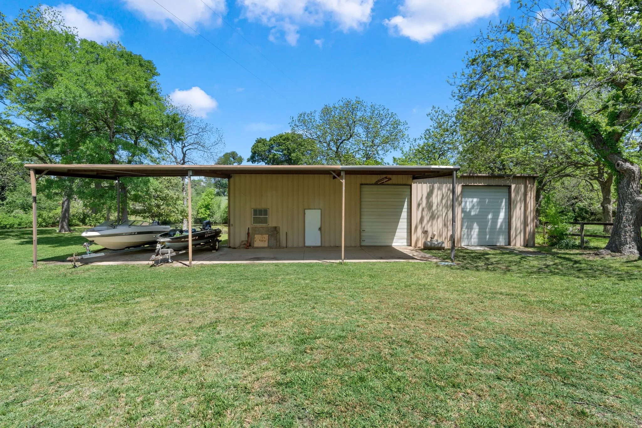Single Family Residence For Sale in Ellis County , 3231 Plainview Road, Midlothian, Texas 76065, 3 Bedroom, 2 Bathroom, 2 Garage spaces, 1,964 Sqft, built in 1980, Preowned, mls#20916805, Real Estate Agent in Midlothian, Homes For Sale in Ellis county, Homes For Sale in Midlothian, Realtor in Midlothian Texas, Real Estate Brokerage Independent Realty Texas, Luminita Cordes Realtor