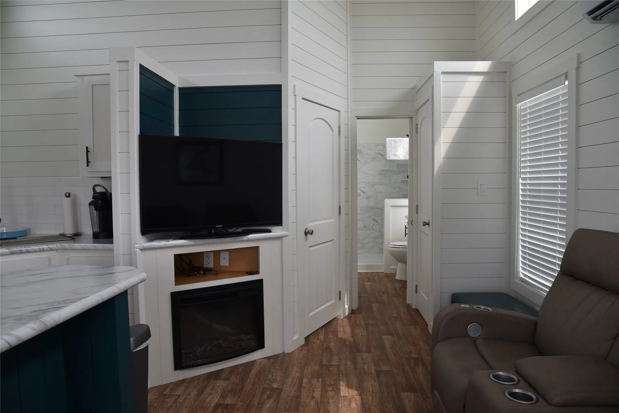 Single Family Residence For Sale in Navarro County , 6465 Peninsula Road, Kerens, Texas 75144, 1 Bedroom, 1 Bathroom, Garage spaces, 399 Sqft, built in 2022, Preowned, Price $375,000, mls#20920605, Real Estate Agent in Kerens, Homes For Sale in Navarro county, Homes For Sale in Kerens, Realtor in Kerens Texas, Real Estate Brokerage Independent Realty Texas, Luminita Cordes Realtor