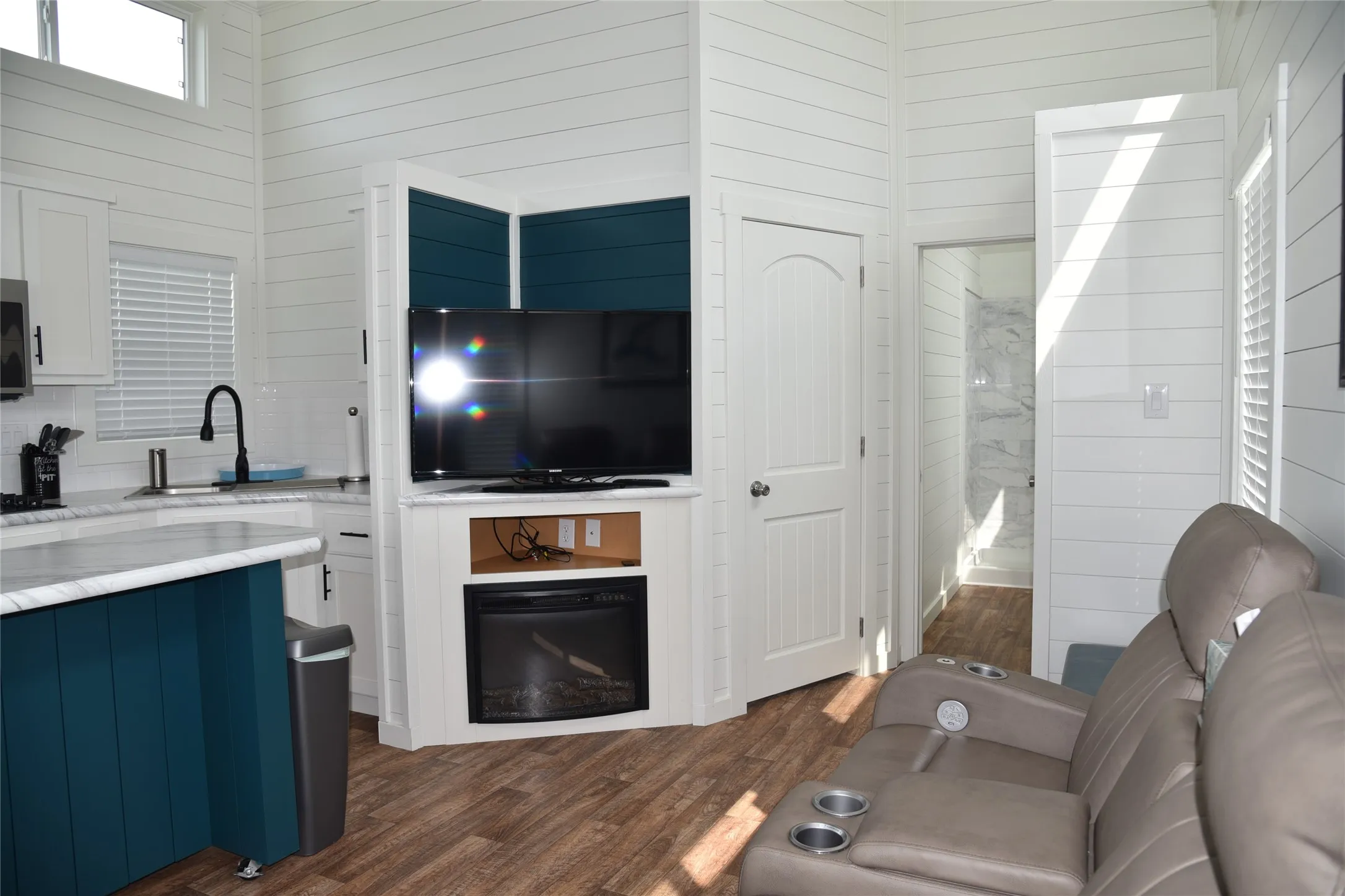 Single Family Residence For Sale in Navarro County , 6465 Peninsula Road, Kerens, Texas 75144, 1 Bedroom, 1 Bathroom, Garage spaces, 399 Sqft, built in 2022, Preowned, Price $375,000, mls#20920605, Real Estate Agent in Kerens, Homes For Sale in Navarro county, Homes For Sale in Kerens, Realtor in Kerens Texas, Real Estate Brokerage Independent Realty Texas, Luminita Cordes Realtor