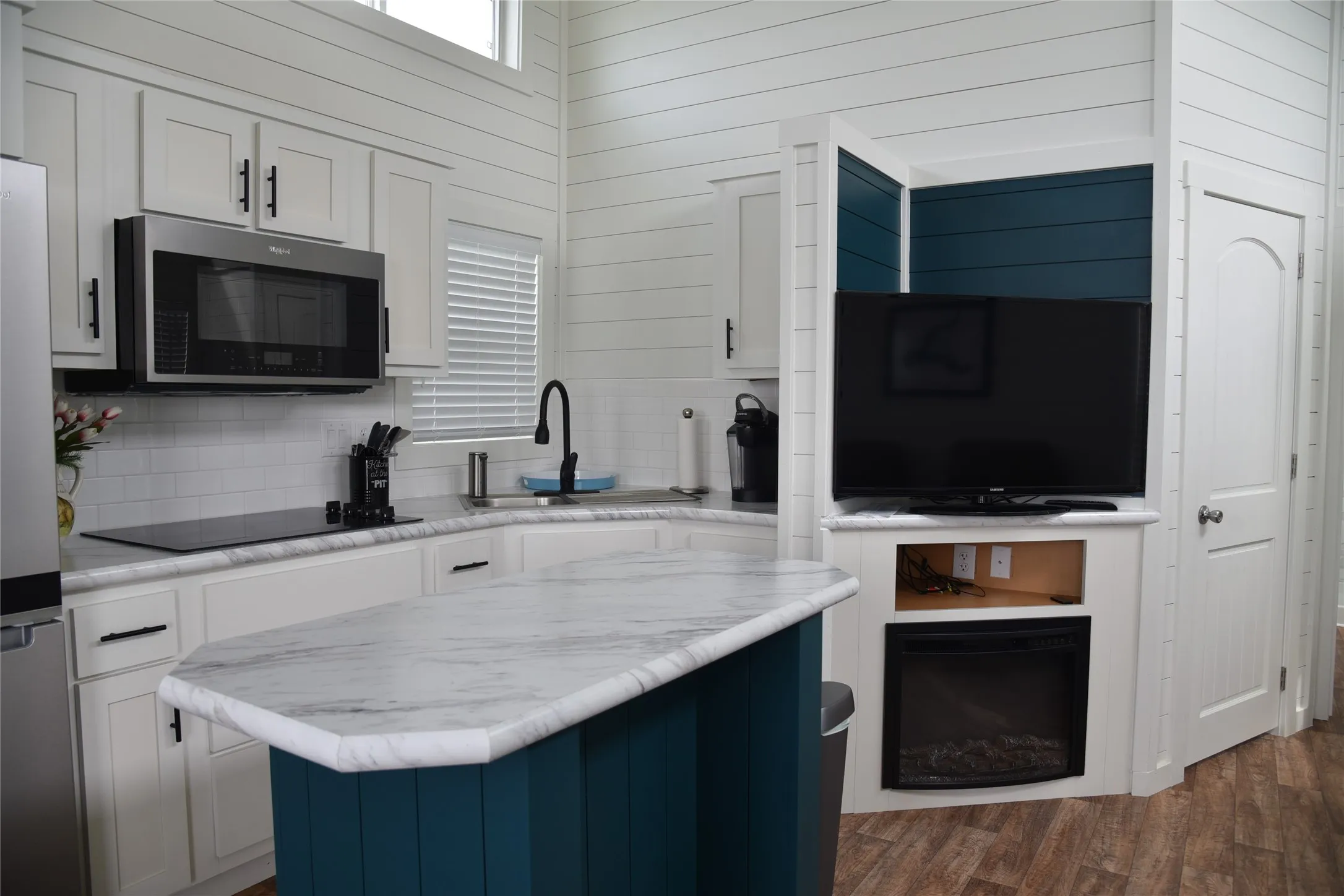 Single Family Residence For Sale in Navarro County , 6465 Peninsula Road, Kerens, Texas 75144, 1 Bedroom, 1 Bathroom, Garage spaces, 399 Sqft, built in 2022, Preowned, Price $375,000, mls#20920605, Real Estate Agent in Kerens, Homes For Sale in Navarro county, Homes For Sale in Kerens, Realtor in Kerens Texas, Real Estate Brokerage Independent Realty Texas, Luminita Cordes Realtor