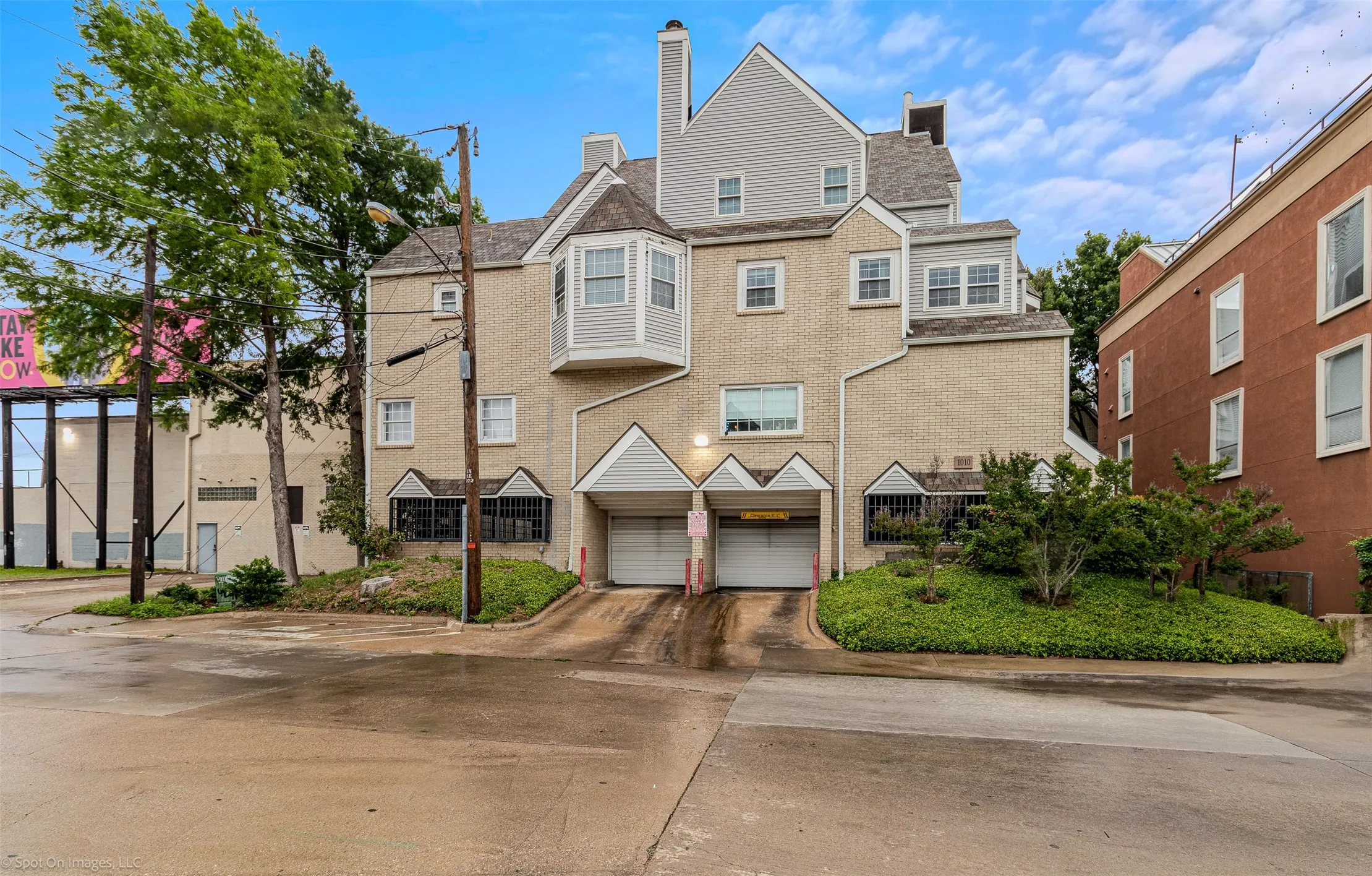 Condominium For Sale in Dallas County , 1010 Allen Street 213, Dallas, Texas 75204, 1 Bedroom, 1 Bathroom, 2 Garage spaces, 967 Sqft, built in 1983, Price $199,900, mls#20927178, Real Estate Agent in Dallas, Homes For Sale in Dallas county, Homes For Sale in Dallas, Realtor in Dallas Texas, Real Estate Brokerage Independent Realty Texas, Luminita Cordes Realtor