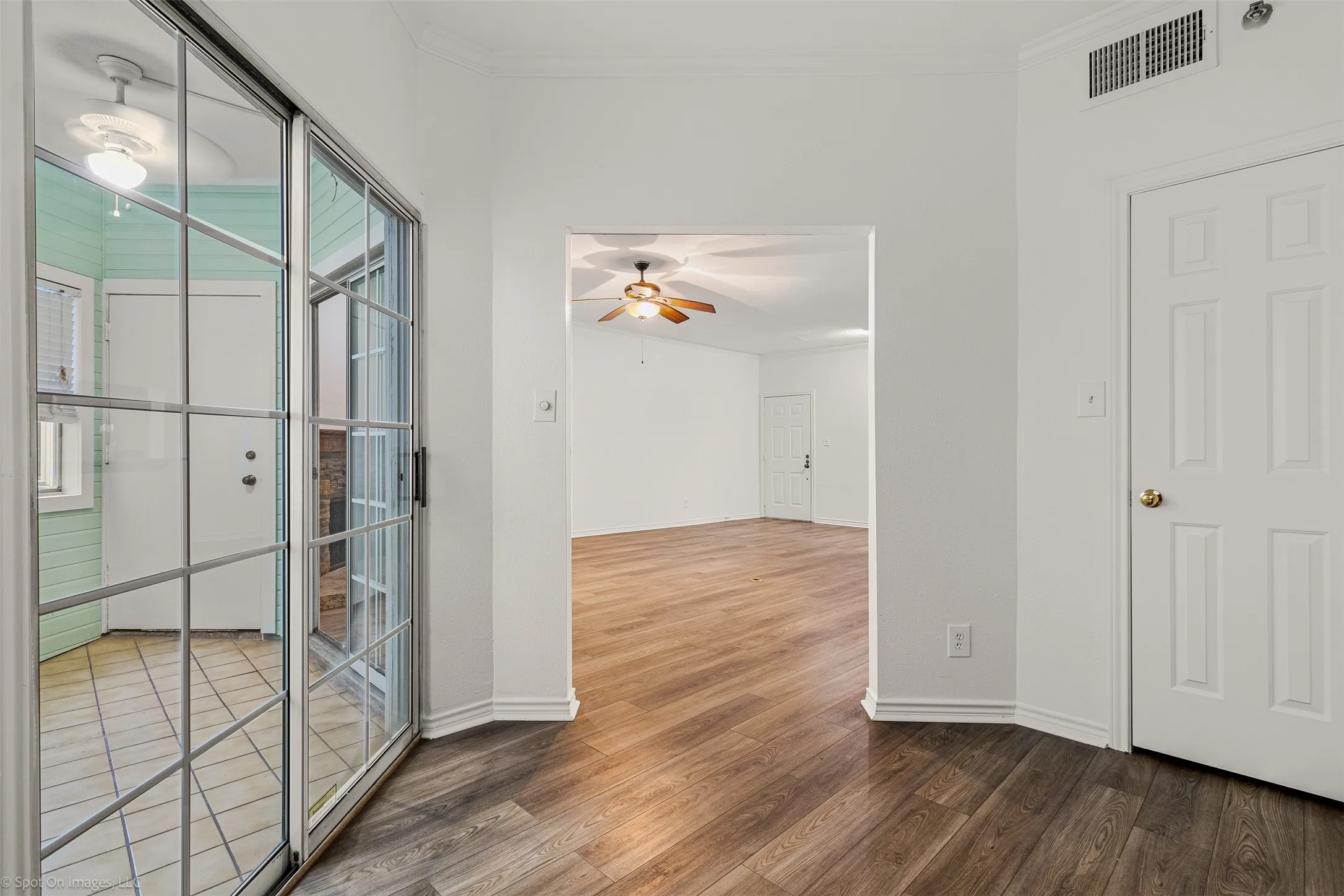 Condominium For Sale in Dallas County , 1010 Allen Street 213, Dallas, Texas 75204, 1 Bedroom, 1 Bathroom, 2 Garage spaces, 967 Sqft, built in 1983, Price $199,900, mls#20927178, Real Estate Agent in Dallas, Homes For Sale in Dallas county, Homes For Sale in Dallas, Realtor in Dallas Texas, Real Estate Brokerage Independent Realty Texas, Luminita Cordes Realtor