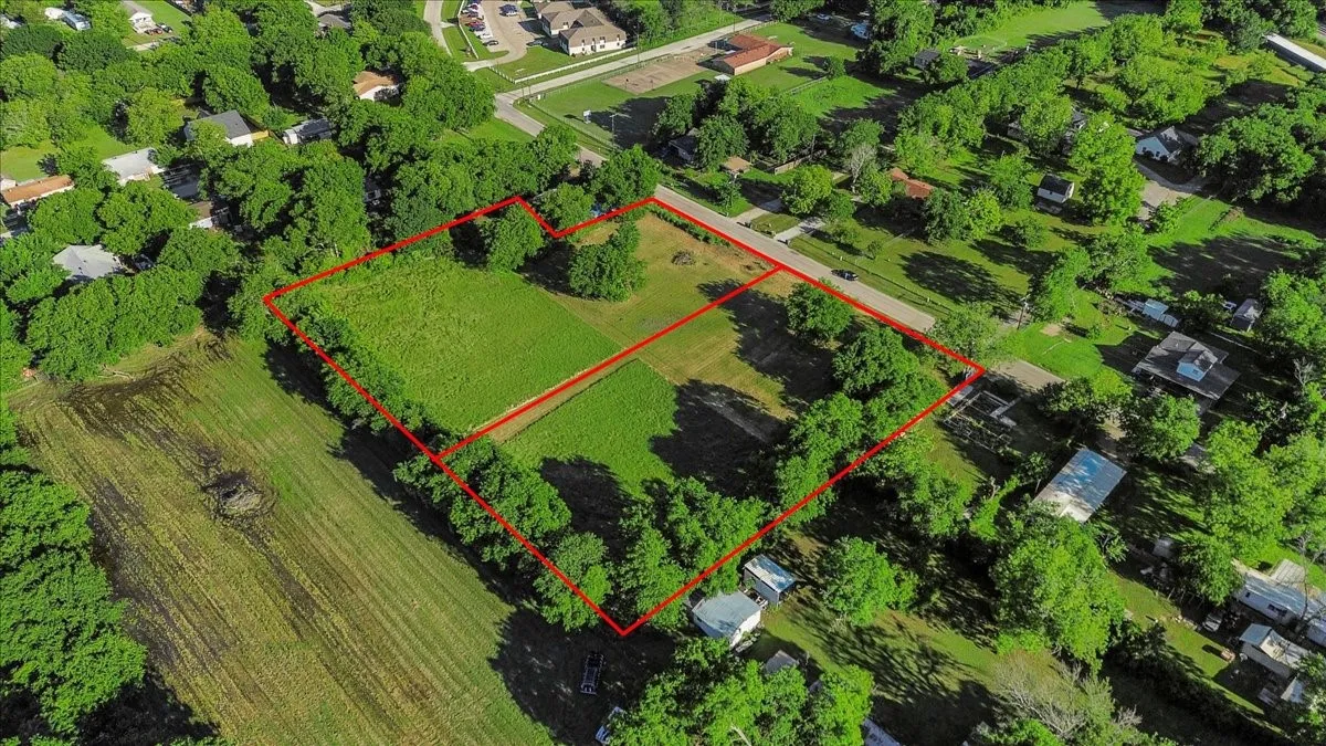Aerial view of property and surrounding area featuring property boundaries highlighted