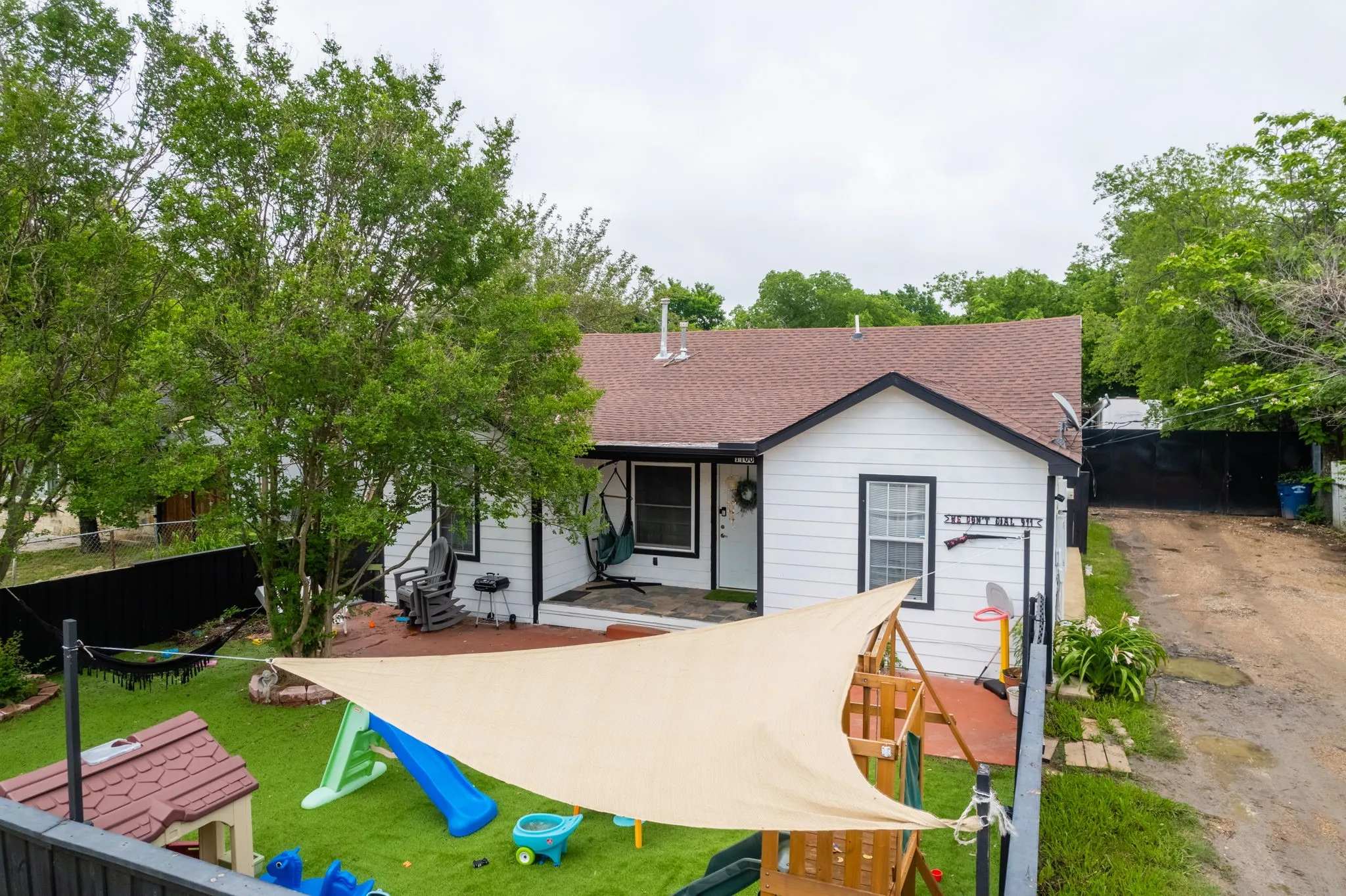 Single Family Residence For Sale in Dallas County , 1100 Hillburn Drive, Dallas, Texas 75217, 3 Bedroom, 3 Bathroom, Garage spaces, 1,608 Sqft, built in 1940, Price $275,000, mls#20926411, Real Estate Agent in Dallas, Homes For Sale in Dallas county, Homes For Sale in Dallas, Realtor in Dallas Texas, Real Estate Brokerage Independent Realty Texas, Luminita Cordes Realtor