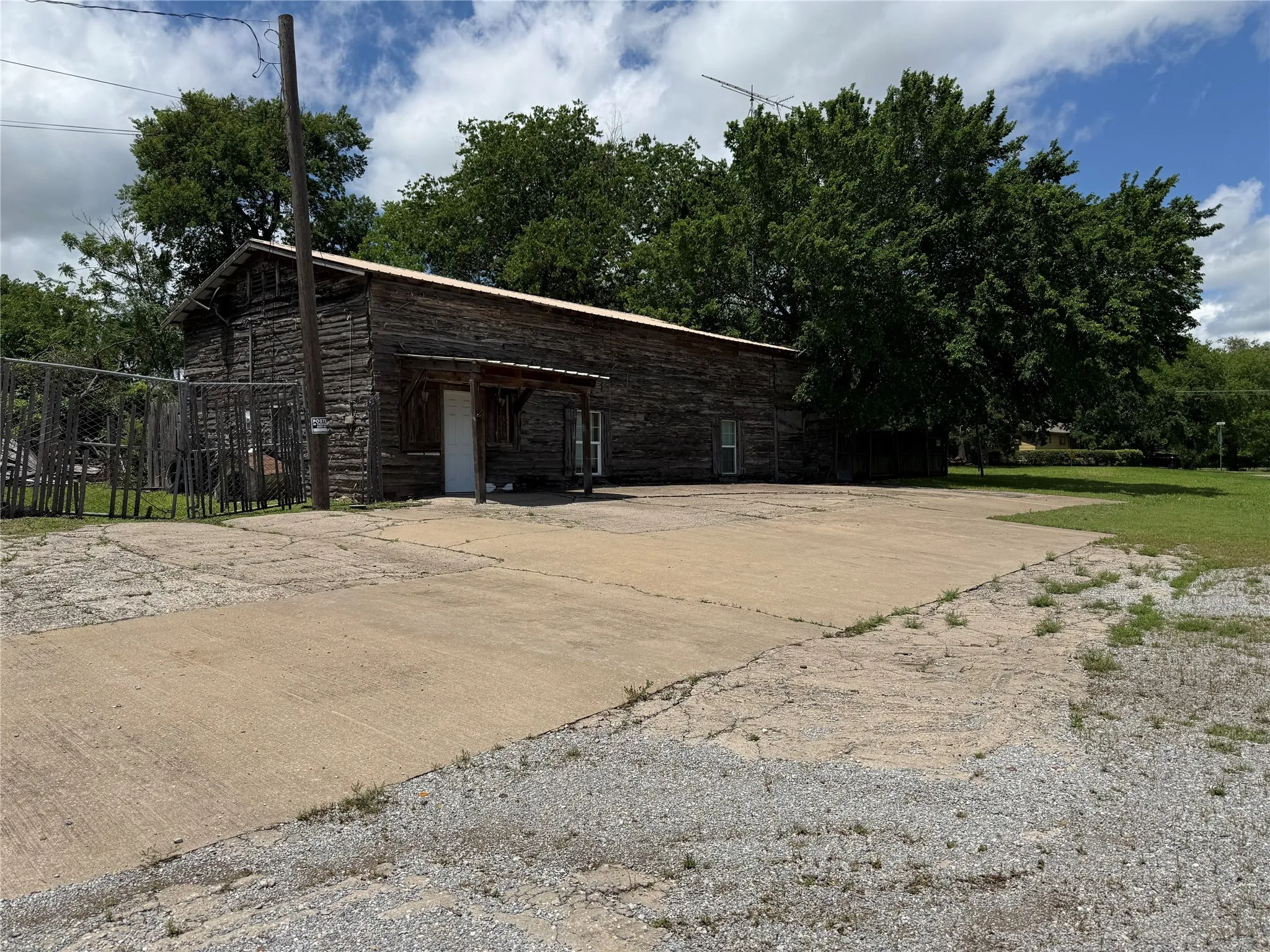 Single Family Residence For Sale in Fannin County , 503 Katy Boulevard, Bonham, Texas 75418, 2 Bedroom, 1 Bathroom, Garage spaces, 1,125 Sqft, built in 1940, mls#20928205, Real Estate Agent in Bonham, Homes For Sale in Fannin county, Homes For Sale in Bonham, Realtor in Bonham Texas, Real Estate Brokerage Independent Realty Texas, Luminita Cordes Realtor