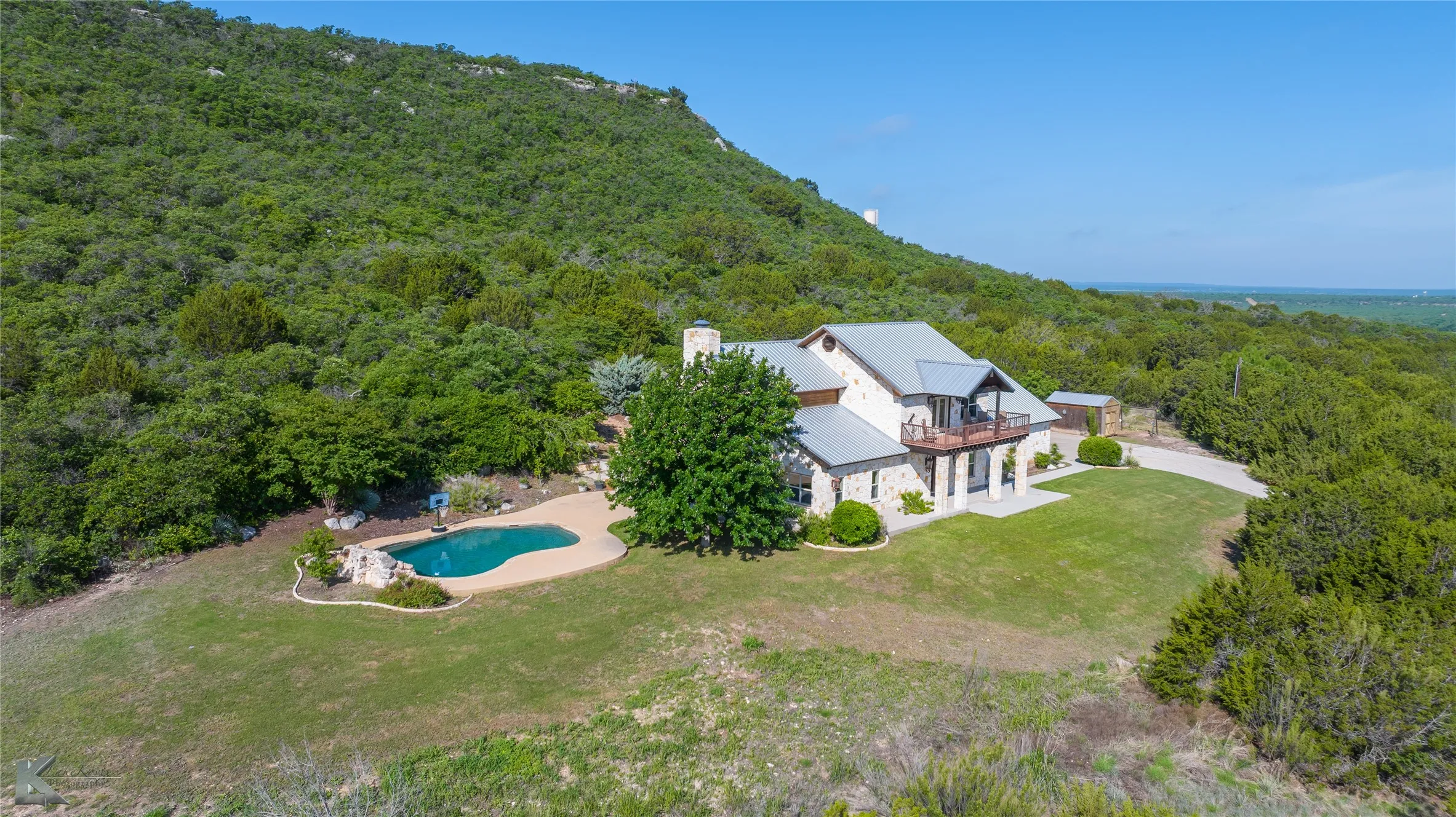 Single Family Residence For Sale in Coleman County , 671 County Road 108, Santa Anna, Texas 76878, 3 Bedroom, 3 Bathroom, 3 Garage spaces, 3,019 Sqft, built in 2011, Preowned, mls#20928374, Real Estate Agent in Santa Anna, Homes For Sale in Coleman county, Homes For Sale in Santa Anna, Realtor in Santa Anna Texas, Real Estate Brokerage Independent Realty Texas, Luminita Cordes Realtor