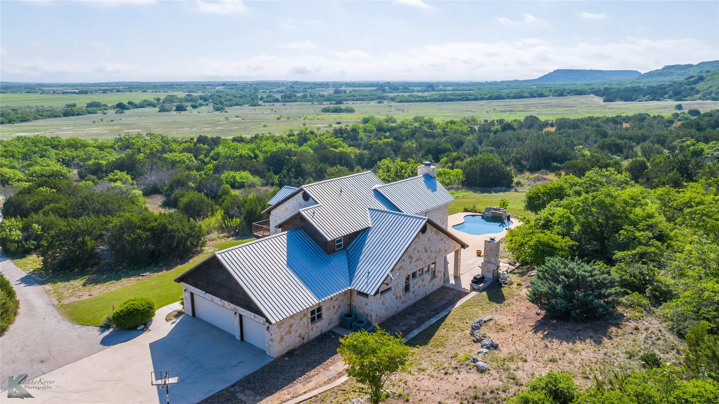 Single Family Residence For Sale in Coleman County , 671 County Road 108, Santa Anna, Texas 76878, 3 Bedroom, 3 Bathroom, 3 Garage spaces, 3,019 Sqft, built in 2011, Preowned, mls#20928374, Real Estate Agent in Santa Anna, Homes For Sale in Coleman county, Homes For Sale in Santa Anna, Realtor in Santa Anna Texas, Real Estate Brokerage Independent Realty Texas, Luminita Cordes Realtor