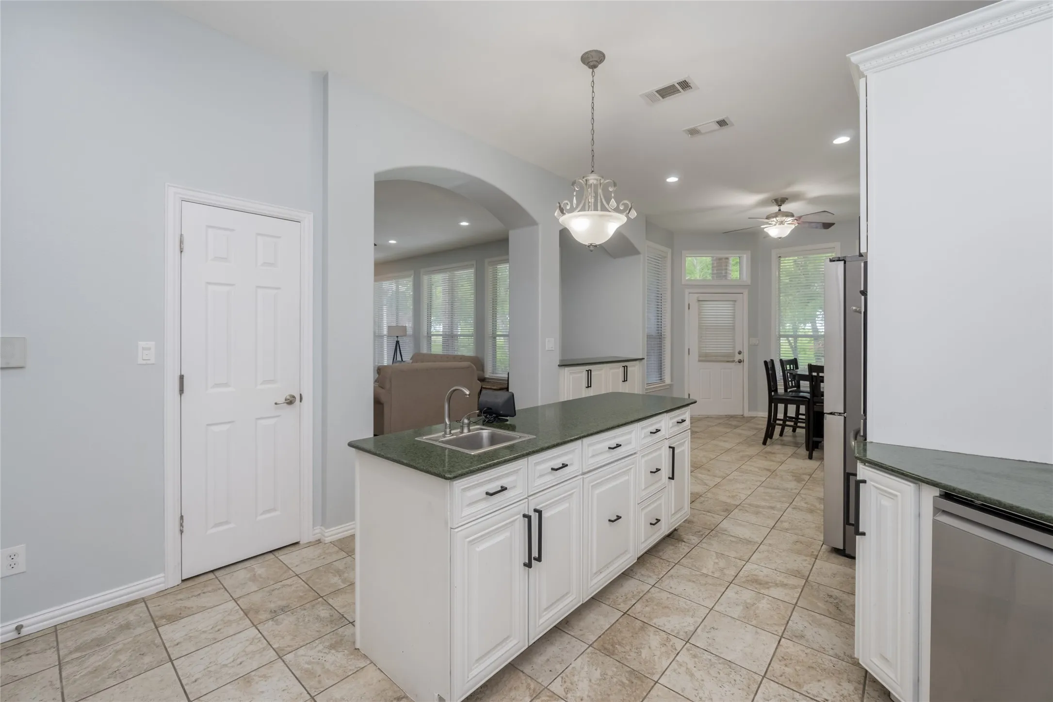 Single Family Residence For Sale in Ellis County , 135 Kirkpatrick Road, Ennis, Texas 75119, 3 Bedrooms, 4 Bathrooms, 6 Garage spaces, 3,482 Sqft, built in 2004, Preowned, Price $629,000, mls#20913458, Real Estate Agent in Ennis, Homes For Sale in Ellis county, Homes For Sale in Ennis, Realtor in Ennis Texas, Real Estate Brokerage Independent Realty Texas, Luminita Cordes Realtor