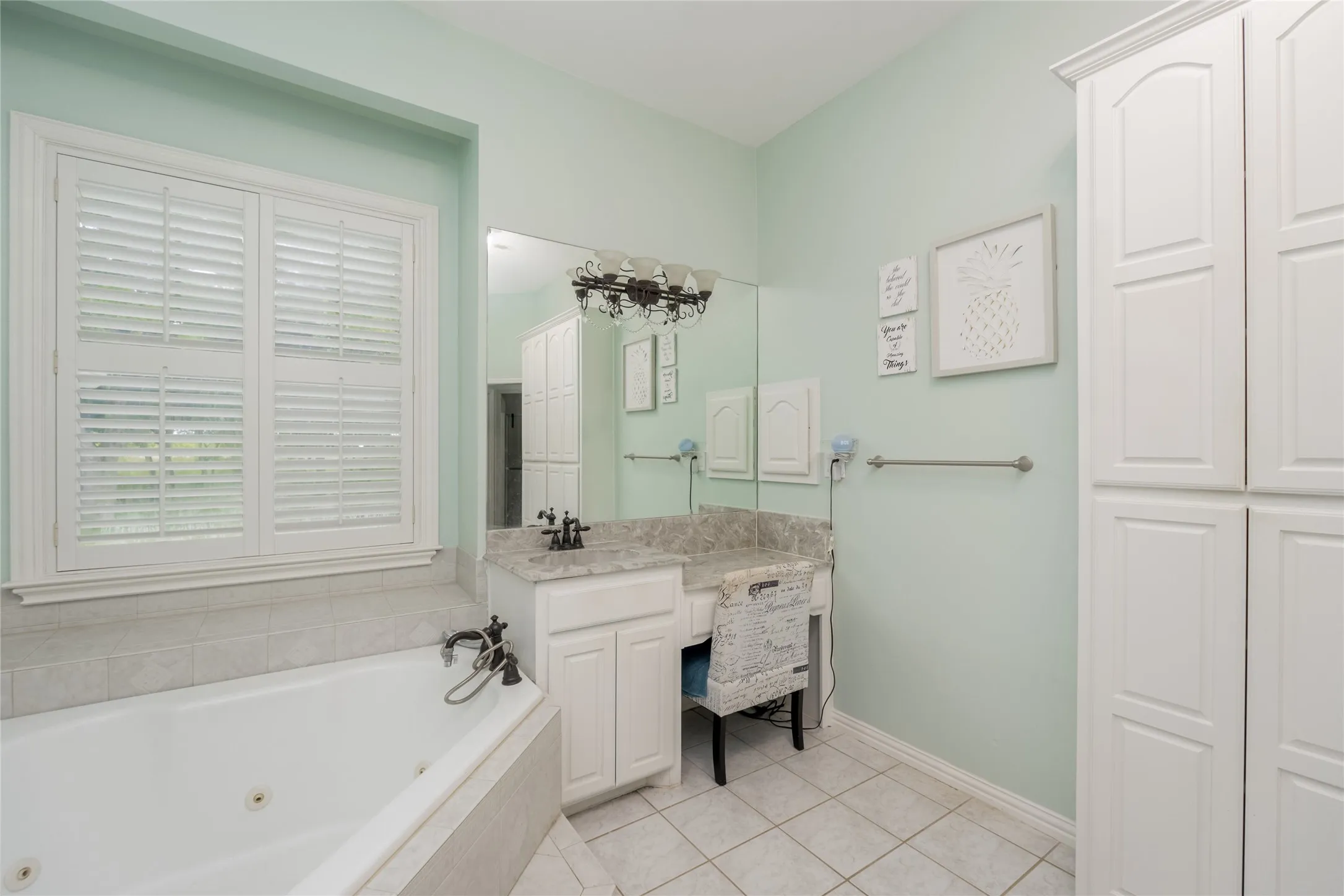 Single Family Residence For Sale in Ellis County , 135 Kirkpatrick Road, Ennis, Texas 75119, 3 Bedrooms, 4 Bathrooms, 6 Garage spaces, 3,482 Sqft, built in 2004, Preowned, Price $629,000, mls#20913458, Real Estate Agent in Ennis, Homes For Sale in Ellis county, Homes For Sale in Ennis, Realtor in Ennis Texas, Real Estate Brokerage Independent Realty Texas, Luminita Cordes Realtor