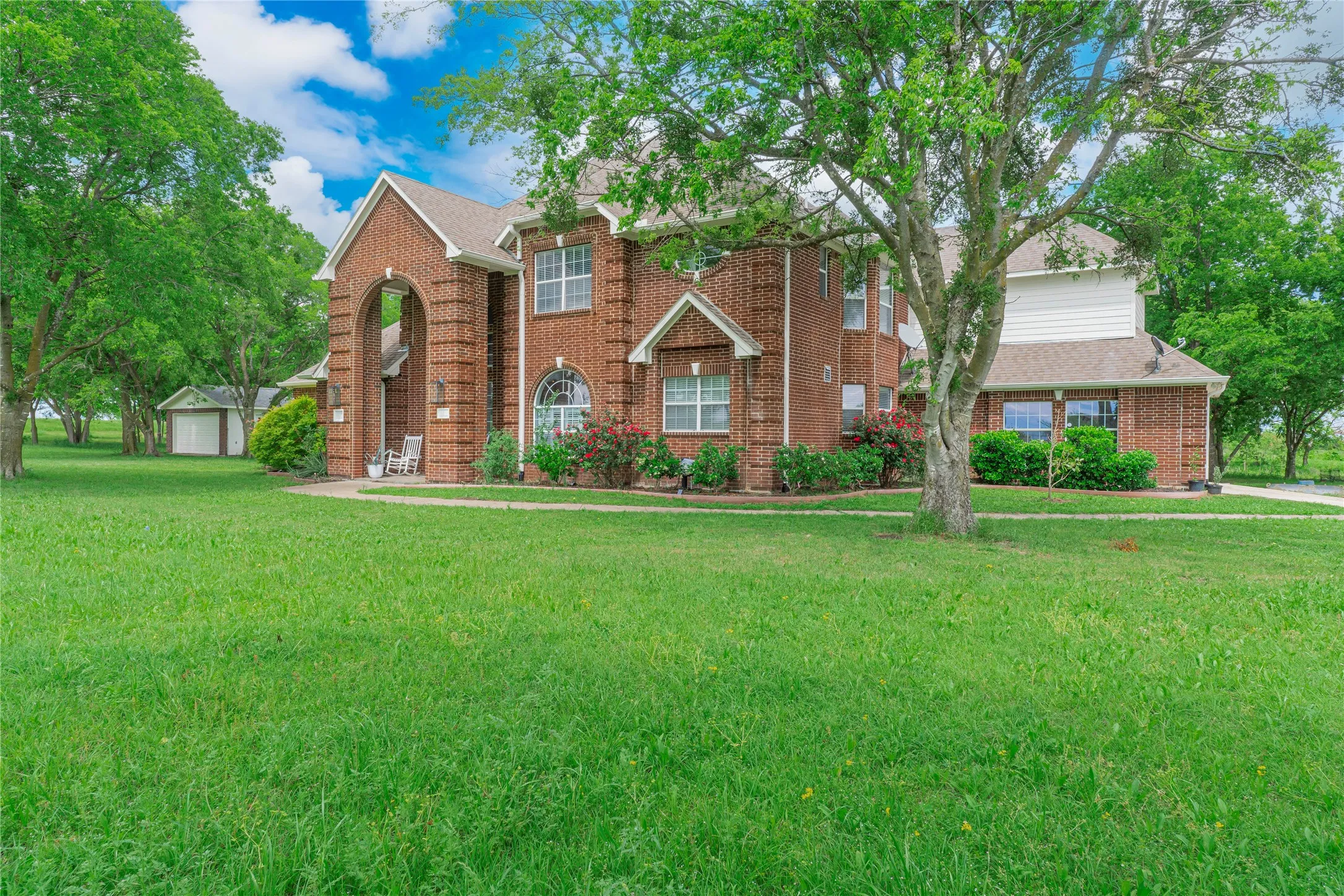 Single Family Residence For Sale in Ellis County , 135 Kirkpatrick Road, Ennis, Texas 75119, 3 Bedrooms, 4 Bathrooms, 6 Garage spaces, 3,482 Sqft, built in 2004, Preowned, Price $629,000, mls#20913458, Real Estate Agent in Ennis, Homes For Sale in Ellis county, Homes For Sale in Ennis, Realtor in Ennis Texas, Real Estate Brokerage Independent Realty Texas, Luminita Cordes Realtor