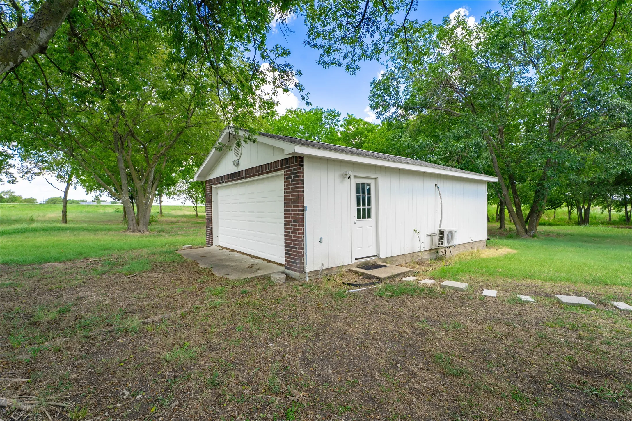 Single Family Residence For Sale in Ellis County , 135 Kirkpatrick Road, Ennis, Texas 75119, 3 Bedrooms, 4 Bathrooms, 6 Garage spaces, 3,482 Sqft, built in 2004, Preowned, Price $629,000, mls#20913458, Real Estate Agent in Ennis, Homes For Sale in Ellis county, Homes For Sale in Ennis, Realtor in Ennis Texas, Real Estate Brokerage Independent Realty Texas, Luminita Cordes Realtor