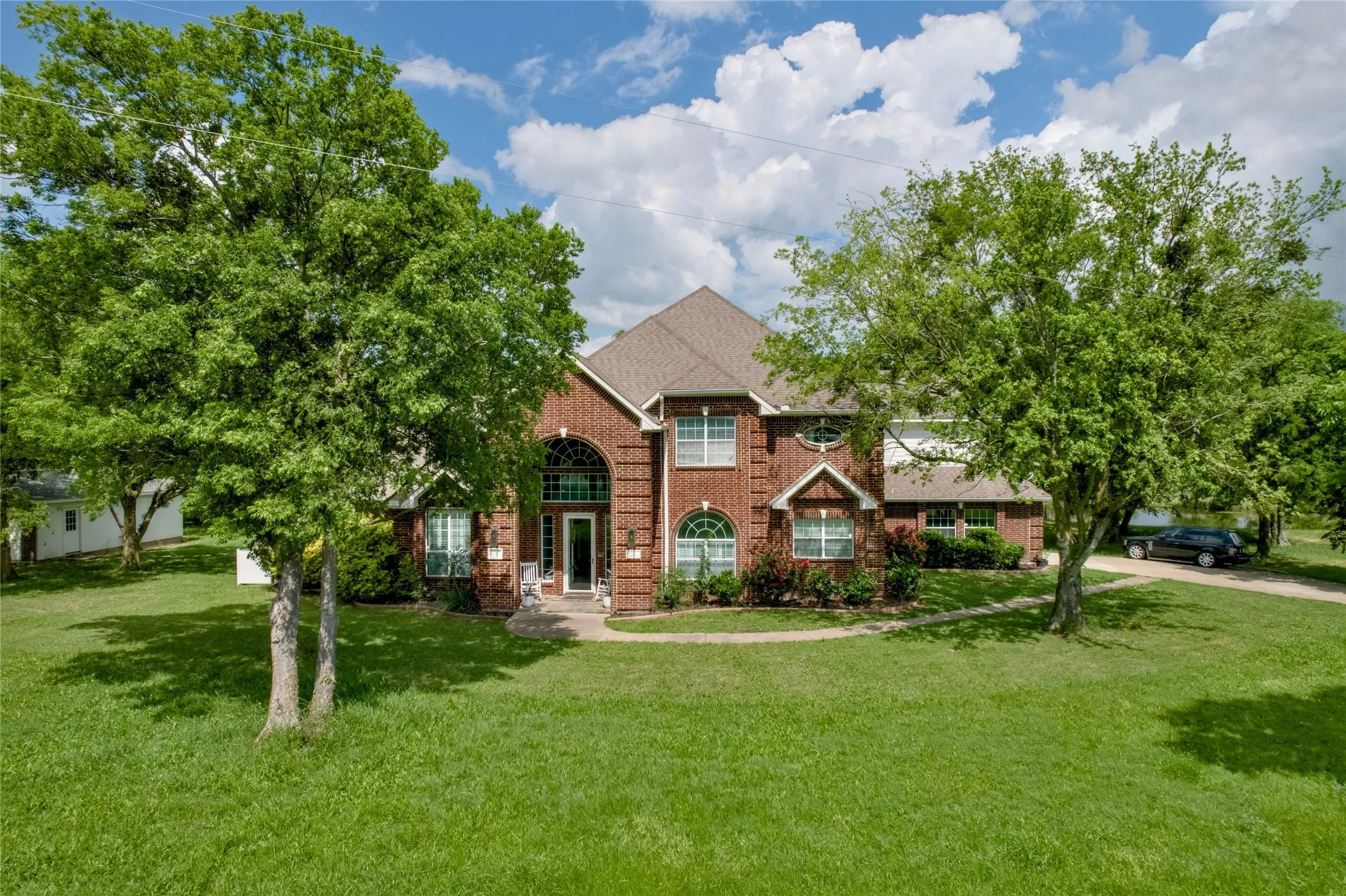 Single Family Residence For Sale in Ellis County , 135 Kirkpatrick Road, Ennis, Texas 75119, 3 Bedrooms, 4 Bathrooms, 6 Garage spaces, 3,482 Sqft, built in 2004, Preowned, Price $629,000, mls#20913458, Real Estate Agent in Ennis, Homes For Sale in Ellis county, Homes For Sale in Ennis, Realtor in Ennis Texas, Real Estate Brokerage Independent Realty Texas, Luminita Cordes Realtor