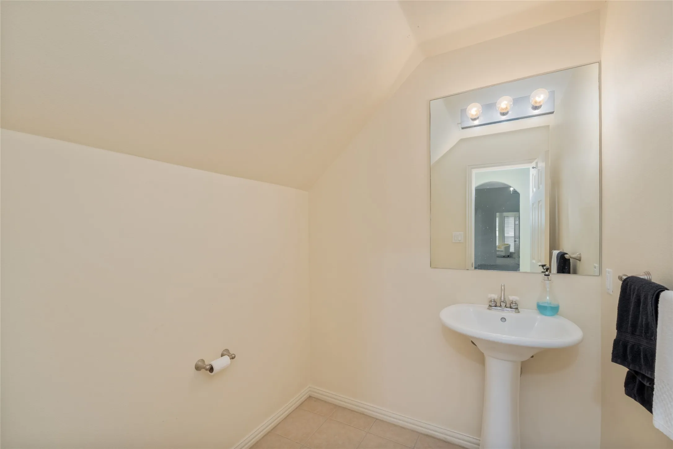 Single Family Residence For Sale in Ellis County , 135 Kirkpatrick Road, Ennis, Texas 75119, 3 Bedrooms, 4 Bathrooms, 6 Garage spaces, 3,482 Sqft, built in 2004, Preowned, Price $629,000, mls#20913458, Real Estate Agent in Ennis, Homes For Sale in Ellis county, Homes For Sale in Ennis, Realtor in Ennis Texas, Real Estate Brokerage Independent Realty Texas, Luminita Cordes Realtor