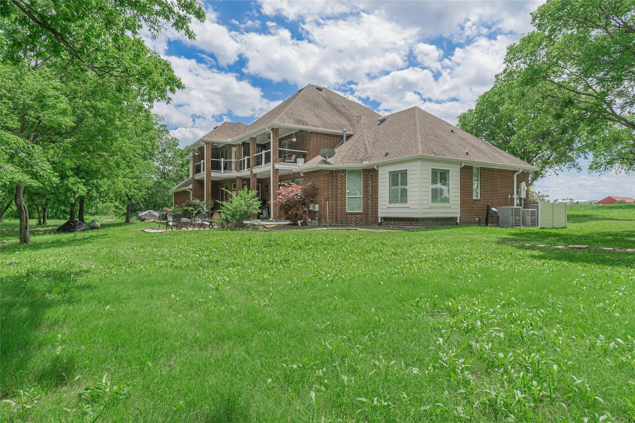 Single Family Residence For Sale in Ellis County , 135 Kirkpatrick Road, Ennis, Texas 75119, 3 Bedrooms, 4 Bathrooms, 6 Garage spaces, 3,482 Sqft, built in 2004, Preowned, Price $629,000, mls#20913458, Real Estate Agent in Ennis, Homes For Sale in Ellis county, Homes For Sale in Ennis, Realtor in Ennis Texas, Real Estate Brokerage Independent Realty Texas, Luminita Cordes Realtor