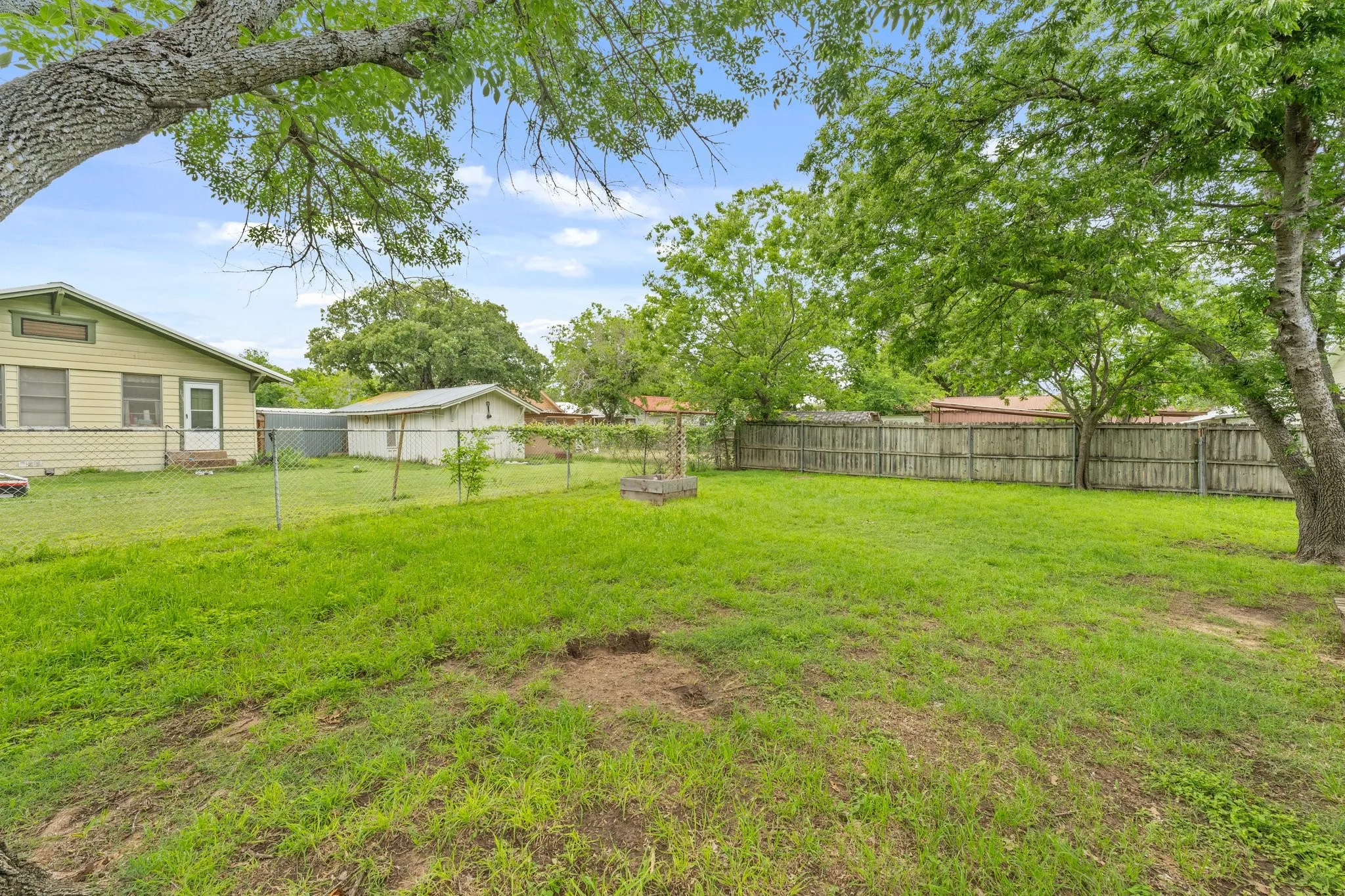 Single Family Residence For Sale in Erath County , 750 N Graham Street, Stephenville, Texas 76401, 2 Bedroom, 2 Bathroom, 2 Garage spaces, 1,132 Sqft, built in 1940, mls#20931331, Real Estate Agent in Stephenville, Homes For Sale in Erath county, Homes For Sale in Stephenville, Realtor in Stephenville Texas, Real Estate Brokerage Independent Realty Texas, Luminita Cordes Realtor