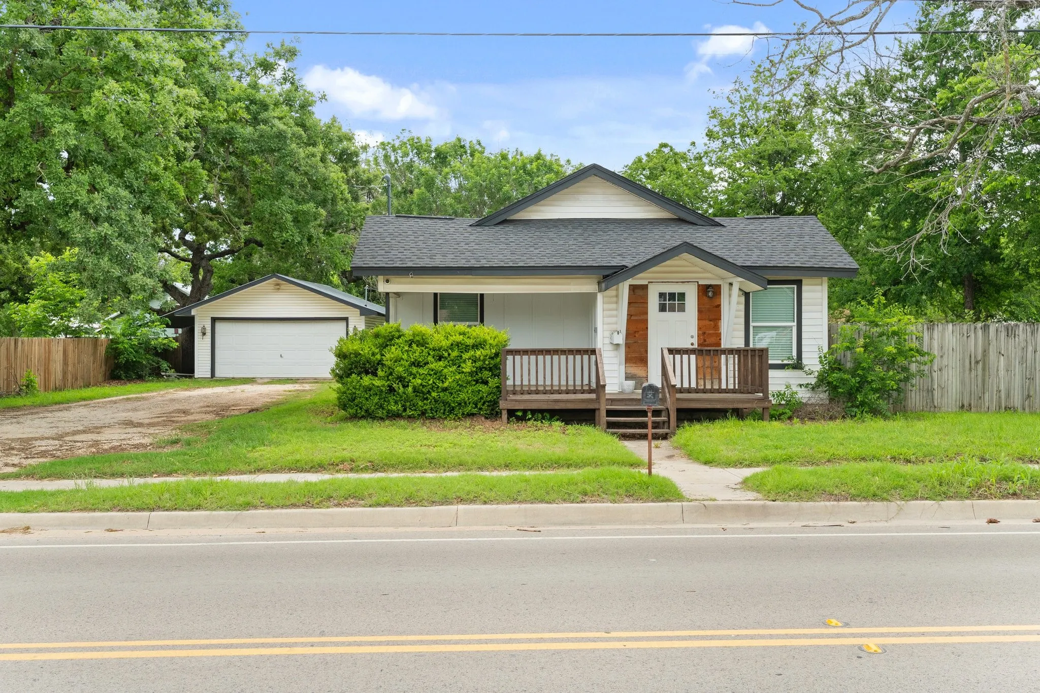 Single Family Residence For Sale in Erath County , 750 N Graham Street, Stephenville, Texas 76401, 2 Bedroom, 2 Bathroom, 2 Garage spaces, 1,132 Sqft, built in 1940, mls#20931331, Real Estate Agent in Stephenville, Homes For Sale in Erath county, Homes For Sale in Stephenville, Realtor in Stephenville Texas, Real Estate Brokerage Independent Realty Texas, Luminita Cordes Realtor