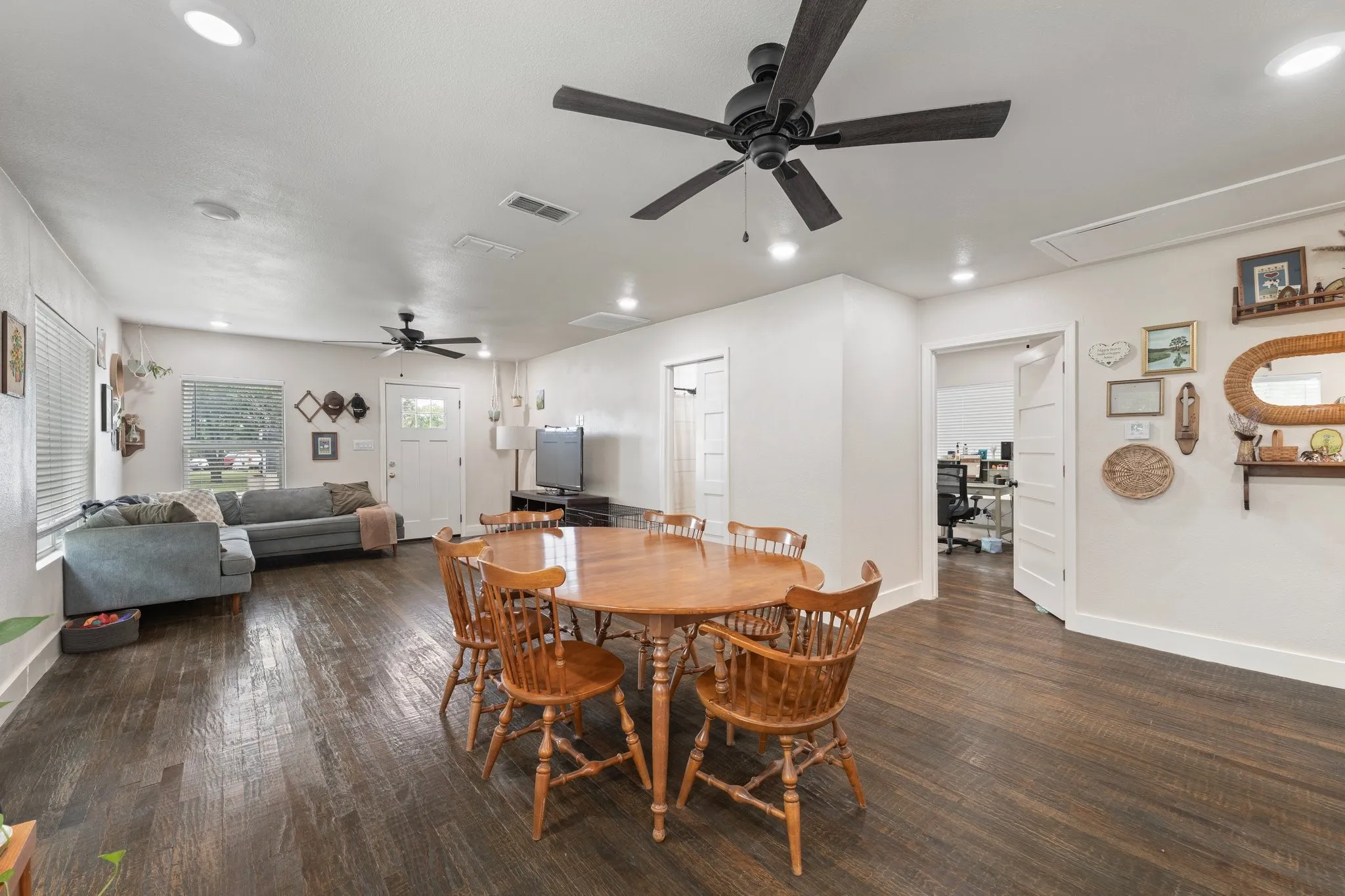 Single Family Residence For Sale in Erath County , 750 N Graham Street, Stephenville, Texas 76401, 2 Bedroom, 2 Bathroom, 2 Garage spaces, 1,132 Sqft, built in 1940, mls#20931331, Real Estate Agent in Stephenville, Homes For Sale in Erath county, Homes For Sale in Stephenville, Realtor in Stephenville Texas, Real Estate Brokerage Independent Realty Texas, Luminita Cordes Realtor