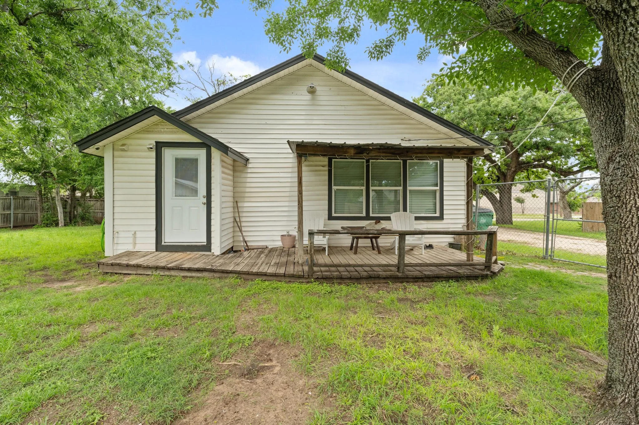 Single Family Residence For Sale in Erath County , 750 N Graham Street, Stephenville, Texas 76401, 2 Bedroom, 2 Bathroom, 2 Garage spaces, 1,132 Sqft, built in 1940, mls#20931331, Real Estate Agent in Stephenville, Homes For Sale in Erath county, Homes For Sale in Stephenville, Realtor in Stephenville Texas, Real Estate Brokerage Independent Realty Texas, Luminita Cordes Realtor