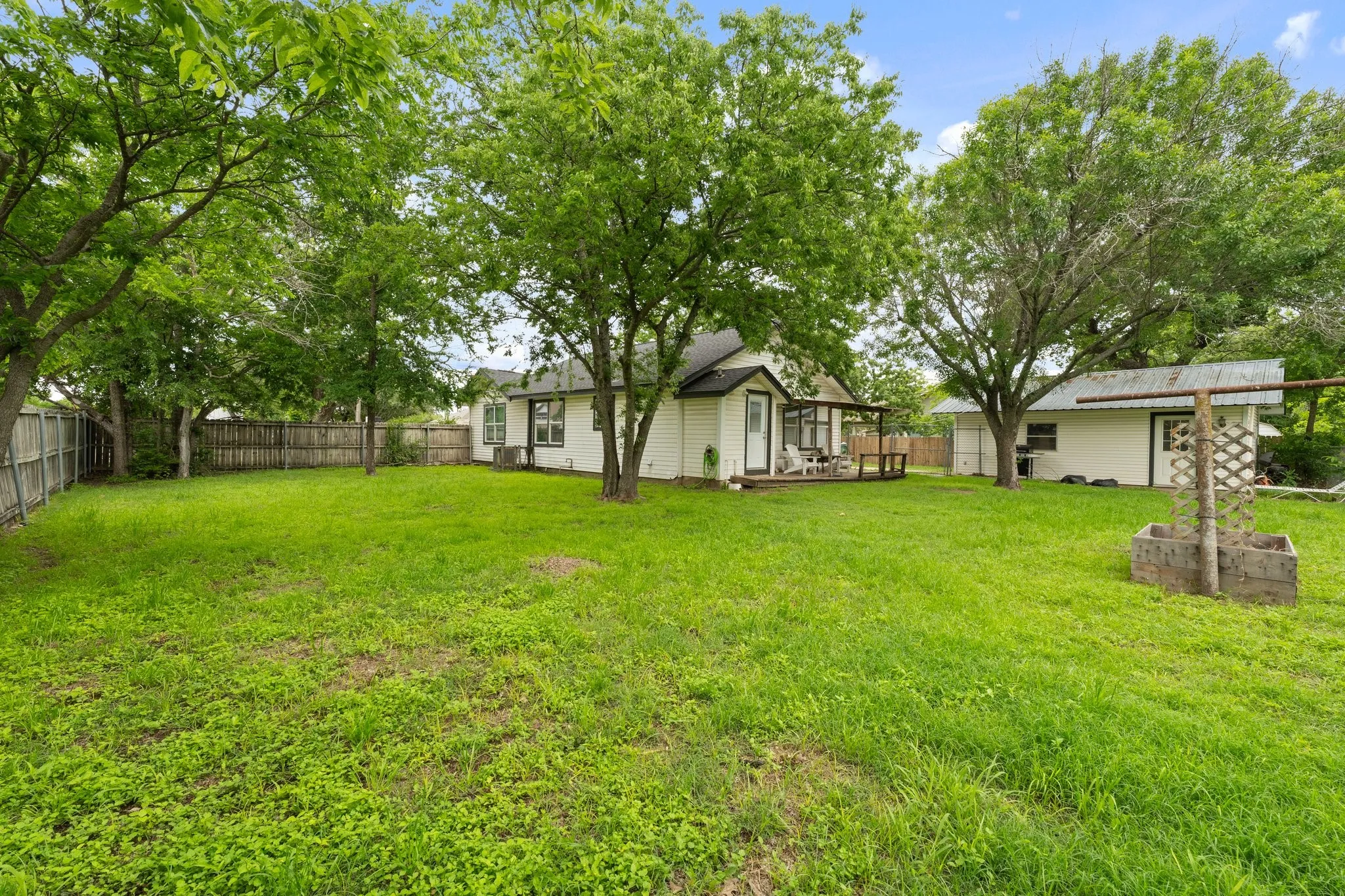 Single Family Residence For Sale in Erath County , 750 N Graham Street, Stephenville, Texas 76401, 2 Bedroom, 2 Bathroom, 2 Garage spaces, 1,132 Sqft, built in 1940, mls#20931331, Real Estate Agent in Stephenville, Homes For Sale in Erath county, Homes For Sale in Stephenville, Realtor in Stephenville Texas, Real Estate Brokerage Independent Realty Texas, Luminita Cordes Realtor