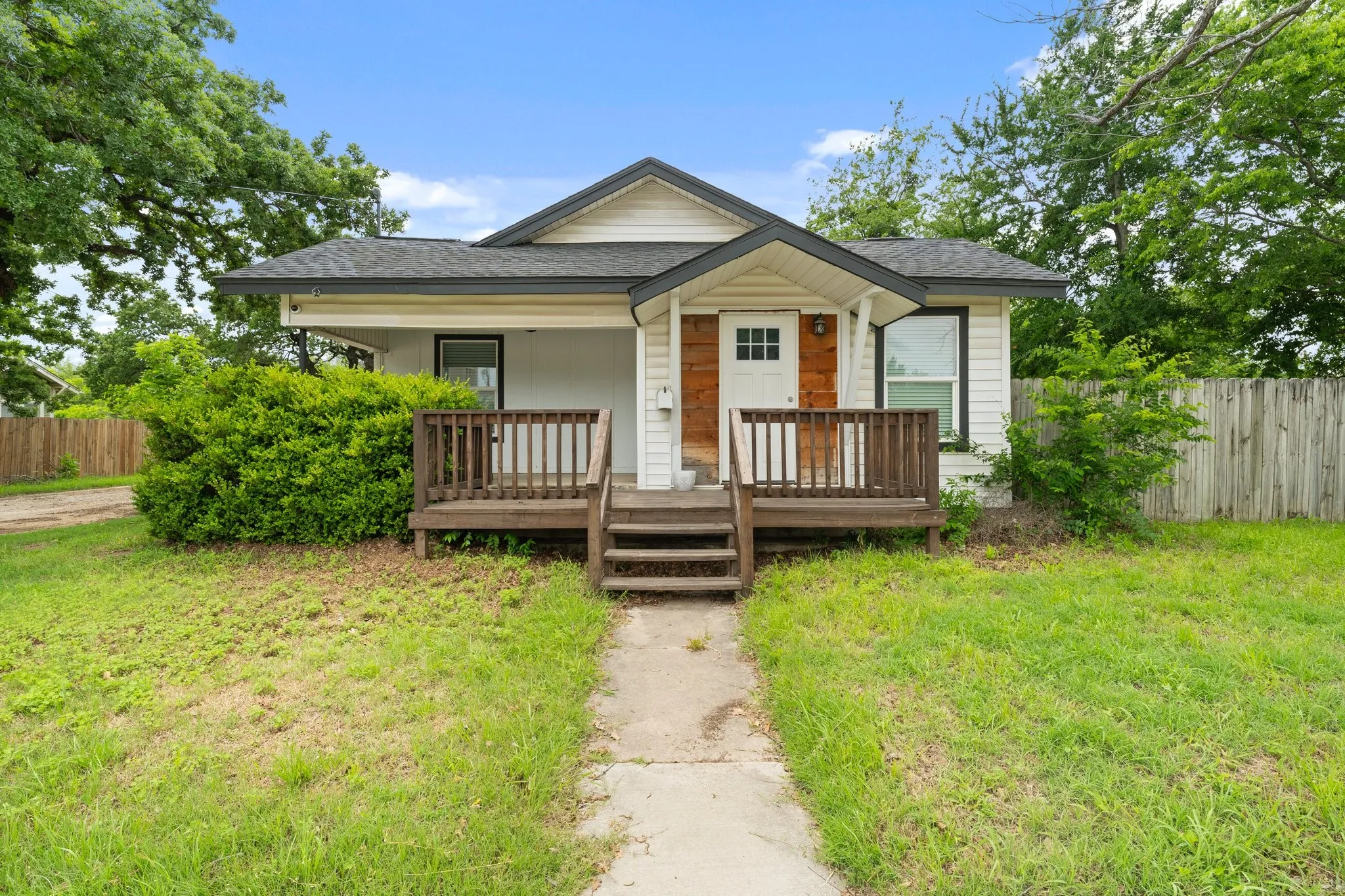 Single Family Residence For Sale in Erath County , 750 N Graham Street, Stephenville, Texas 76401, 2 Bedroom, 2 Bathroom, 2 Garage spaces, 1,132 Sqft, built in 1940, mls#20931331, Real Estate Agent in Stephenville, Homes For Sale in Erath county, Homes For Sale in Stephenville, Realtor in Stephenville Texas, Real Estate Brokerage Independent Realty Texas, Luminita Cordes Realtor