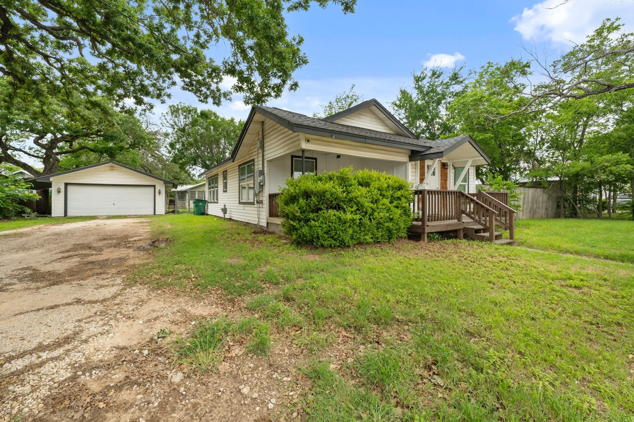Single Family Residence For Sale in Erath County , 750 N Graham Street, Stephenville, Texas 76401, 2 Bedroom, 2 Bathroom, 2 Garage spaces, 1,132 Sqft, built in 1940, mls#20931331, Real Estate Agent in Stephenville, Homes For Sale in Erath county, Homes For Sale in Stephenville, Realtor in Stephenville Texas, Real Estate Brokerage Independent Realty Texas, Luminita Cordes Realtor
