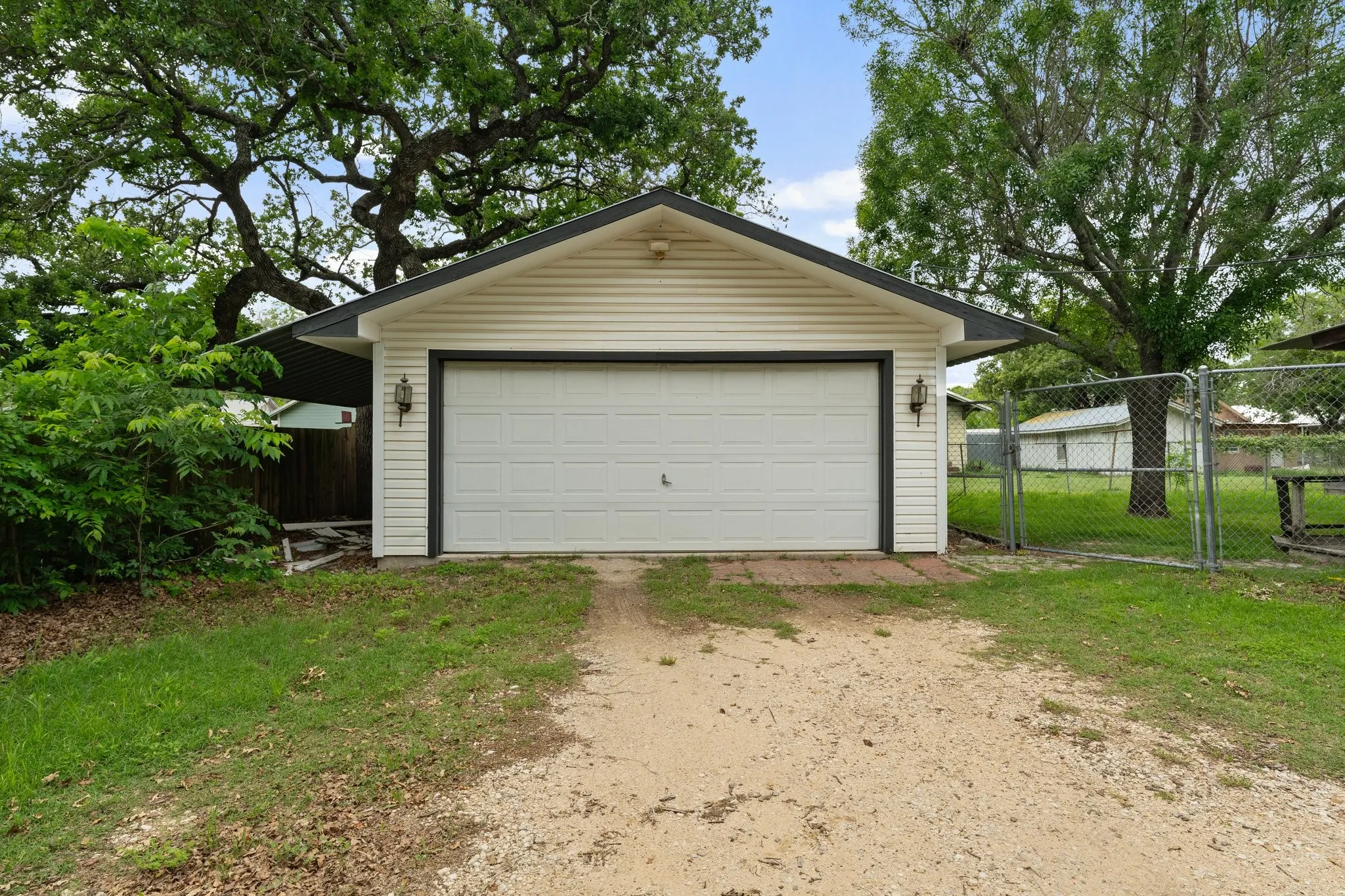 Single Family Residence For Sale in Erath County , 750 N Graham Street, Stephenville, Texas 76401, 2 Bedroom, 2 Bathroom, 2 Garage spaces, 1,132 Sqft, built in 1940, mls#20931331, Real Estate Agent in Stephenville, Homes For Sale in Erath county, Homes For Sale in Stephenville, Realtor in Stephenville Texas, Real Estate Brokerage Independent Realty Texas, Luminita Cordes Realtor