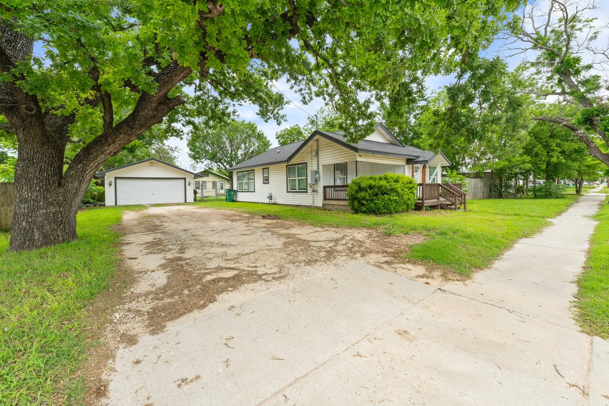 Single Family Residence For Sale in Erath County , 750 N Graham Street, Stephenville, Texas 76401, 2 Bedroom, 2 Bathroom, 2 Garage spaces, 1,132 Sqft, built in 1940, mls#20931331, Real Estate Agent in Stephenville, Homes For Sale in Erath county, Homes For Sale in Stephenville, Realtor in Stephenville Texas, Real Estate Brokerage Independent Realty Texas, Luminita Cordes Realtor