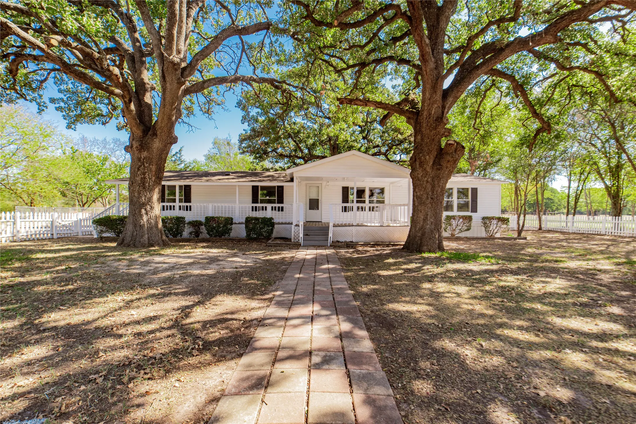 Mobile Home For Sale in Rains County , 204 Rs County Road 1503, Point, Texas 75472, 3 Bedroom, 2 Bathroom, Garage spaces, 1,792 Sqft, built in 1996, Preowned, mls#20931629, Real Estate Agent in Point, Homes For Sale in Rains county, Homes For Sale in Point, Realtor in Point Texas, Real Estate Brokerage Independent Realty Texas, Luminita Cordes Realtor