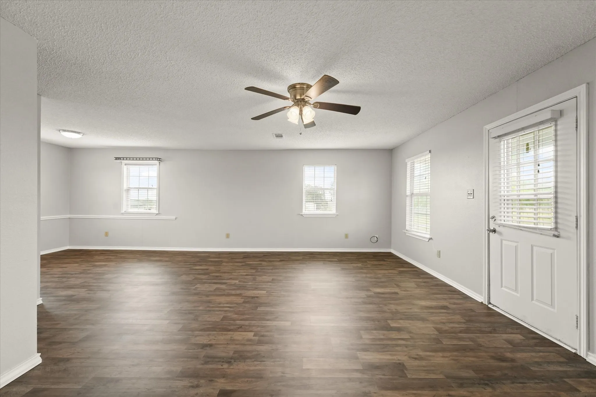 Single Family Residence For Sale in Collin County , 2099 County Road 655, Farmersville, Texas 75442, 2 Bedroom, 2 Bathroom, Garage spaces, 1,144 Sqft, built in 2003, mls#20931607, Real Estate Agent in Farmersville, Homes For Sale in Collin county, Homes For Sale in Farmersville, Realtor in Farmersville Texas, Real Estate Brokerage Independent Realty Texas, Luminita Cordes Realtor