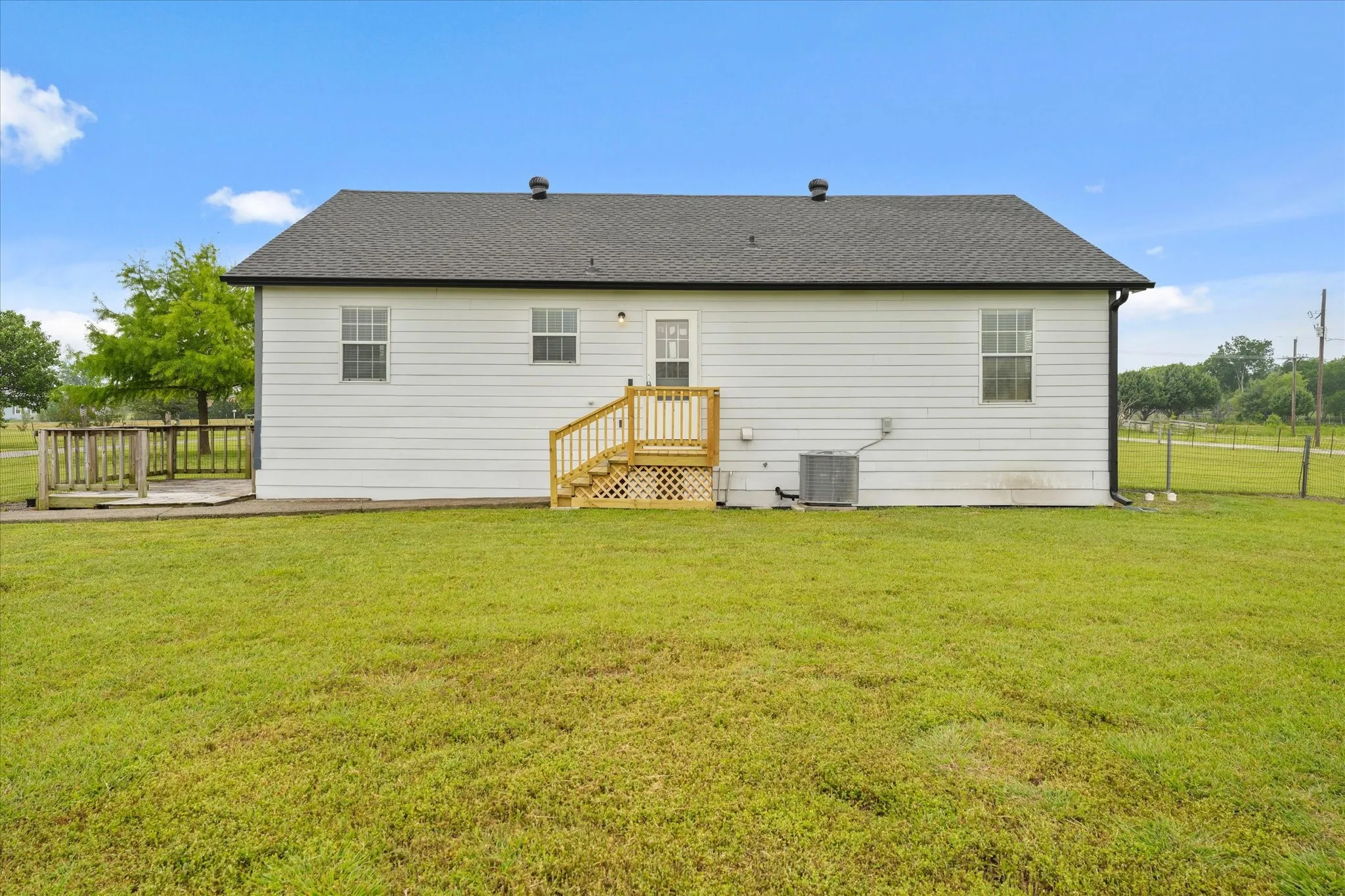 Single Family Residence For Sale in Collin County , 2099 County Road 655, Farmersville, Texas 75442, 2 Bedroom, 2 Bathroom, Garage spaces, 1,144 Sqft, built in 2003, mls#20931607, Real Estate Agent in Farmersville, Homes For Sale in Collin county, Homes For Sale in Farmersville, Realtor in Farmersville Texas, Real Estate Brokerage Independent Realty Texas, Luminita Cordes Realtor