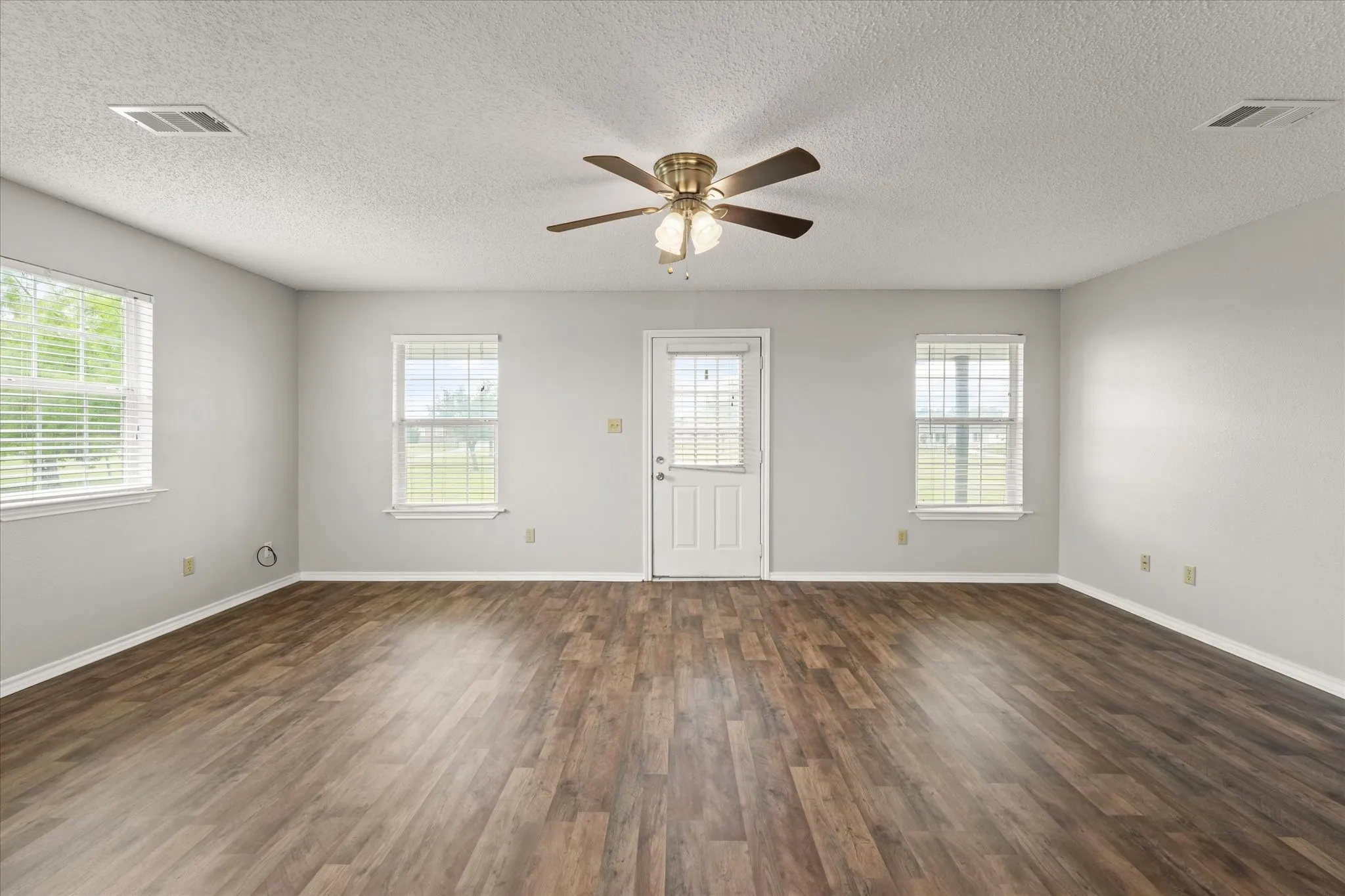 Single Family Residence For Sale in Collin County , 2099 County Road 655, Farmersville, Texas 75442, 2 Bedroom, 2 Bathroom, Garage spaces, 1,144 Sqft, built in 2003, mls#20931607, Real Estate Agent in Farmersville, Homes For Sale in Collin county, Homes For Sale in Farmersville, Realtor in Farmersville Texas, Real Estate Brokerage Independent Realty Texas, Luminita Cordes Realtor