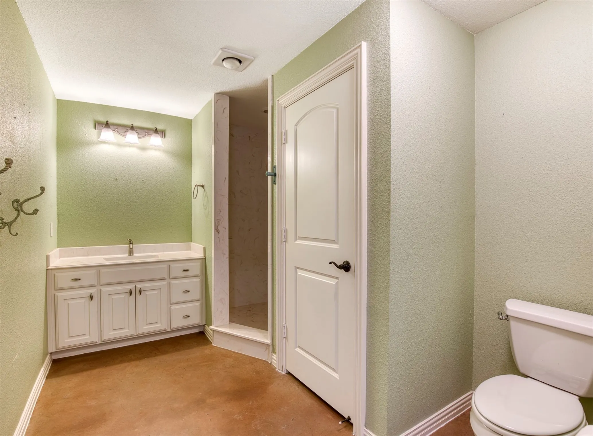 Downstairs full bath.