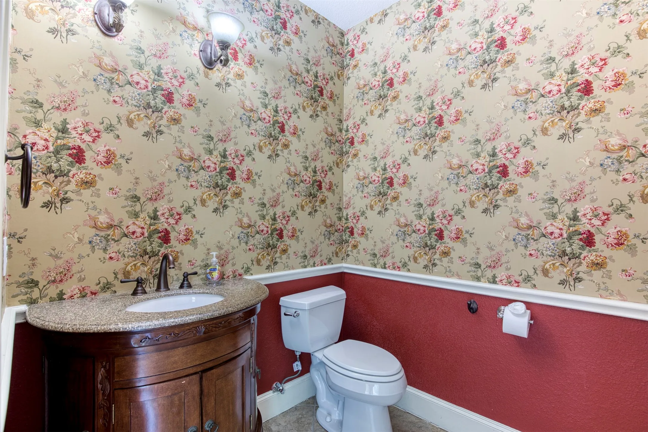 Upstairs full bath.