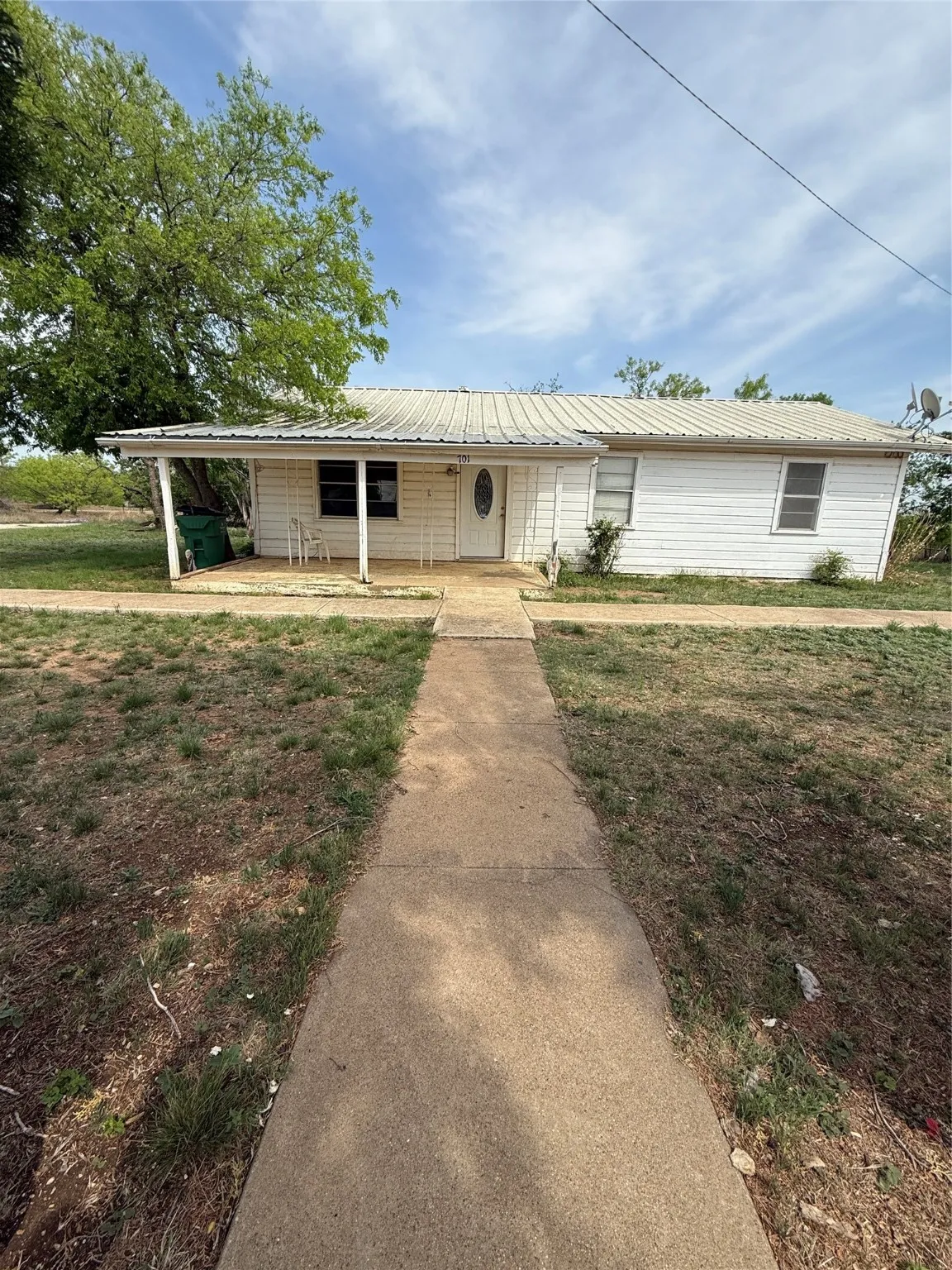Single Family Residence For Sale in Coleman County , 701 Perry, Santa Anna, Texas 76878, 3 Bedrooms, 2 Bathrooms, Garage spaces, 1,092 Sqft, built in 0, Price $80,000, mls#20933868, Real Estate Agent in Santa Anna, Homes For Sale in Coleman county, Homes For Sale in Santa Anna, Realtor in Santa Anna Texas, Real Estate Brokerage Independent Realty Texas, Luminita Cordes Realtor