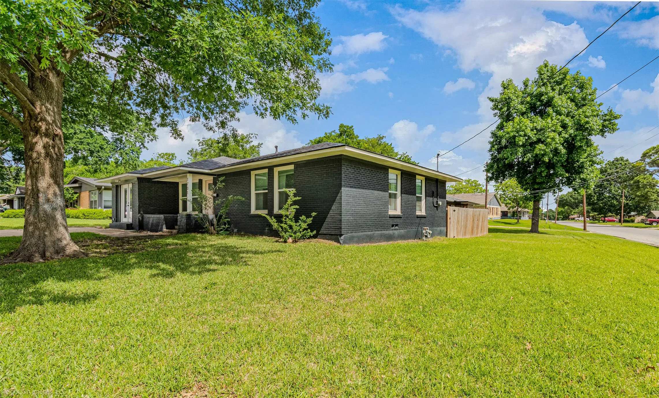 Single Family Residence For Sale in Grayson County , 1701 W College Street, Sherman, Texas 75092, 4 Bedroom, 2 Bathroom, Garage spaces, 1,666 Sqft, built in 1955, Price $299,000, mls#20933077, Real Estate Agent in Sherman, Homes For Sale in Grayson county, Homes For Sale in Sherman, Realtor in Sherman Texas, Real Estate Brokerage Independent Realty Texas, Luminita Cordes Realtor
