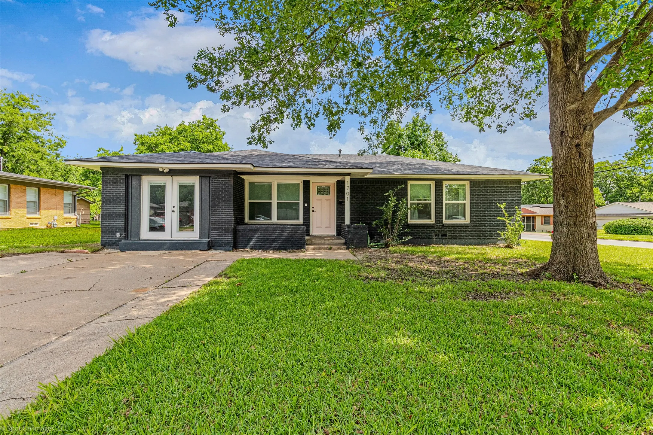 Single Family Residence For Sale in Grayson County , 1701 W College Street, Sherman, Texas 75092, 4 Bedroom, 2 Bathroom, Garage spaces, 1,666 Sqft, built in 1955, Price $299,000, mls#20933077, Real Estate Agent in Sherman, Homes For Sale in Grayson county, Homes For Sale in Sherman, Realtor in Sherman Texas, Real Estate Brokerage Independent Realty Texas, Luminita Cordes Realtor