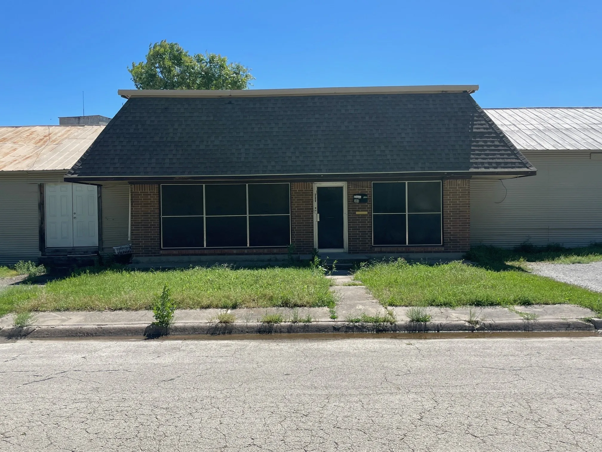 Office For Rent in Cooke County , 517 E Broadway Street 304, Gainesville, Texas 76240, 0, 0, Garage spaces, 0 Sqft, built in 1985, Preowned, mls#20936865, Real Estate Agent in Gainesville, Homes For Rent in Cooke county, Homes For Rent in Gainesville, Realtor in Gainesville Texas, Real Estate Brokerage Independent Realty Texas, Luminita Cordes Realtor