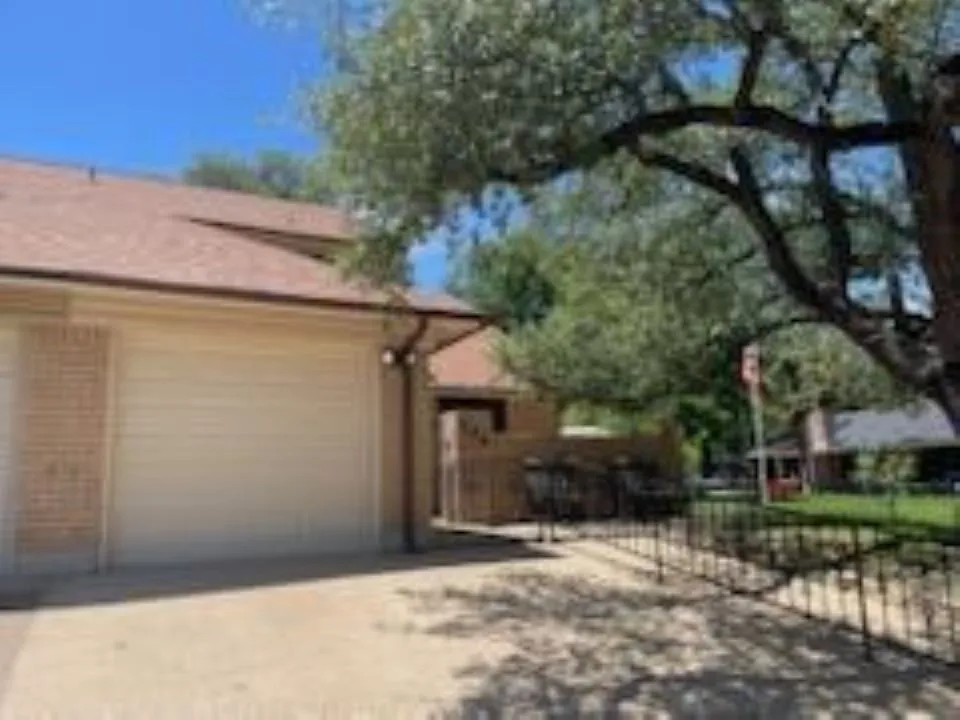 View of side of property with driveway
