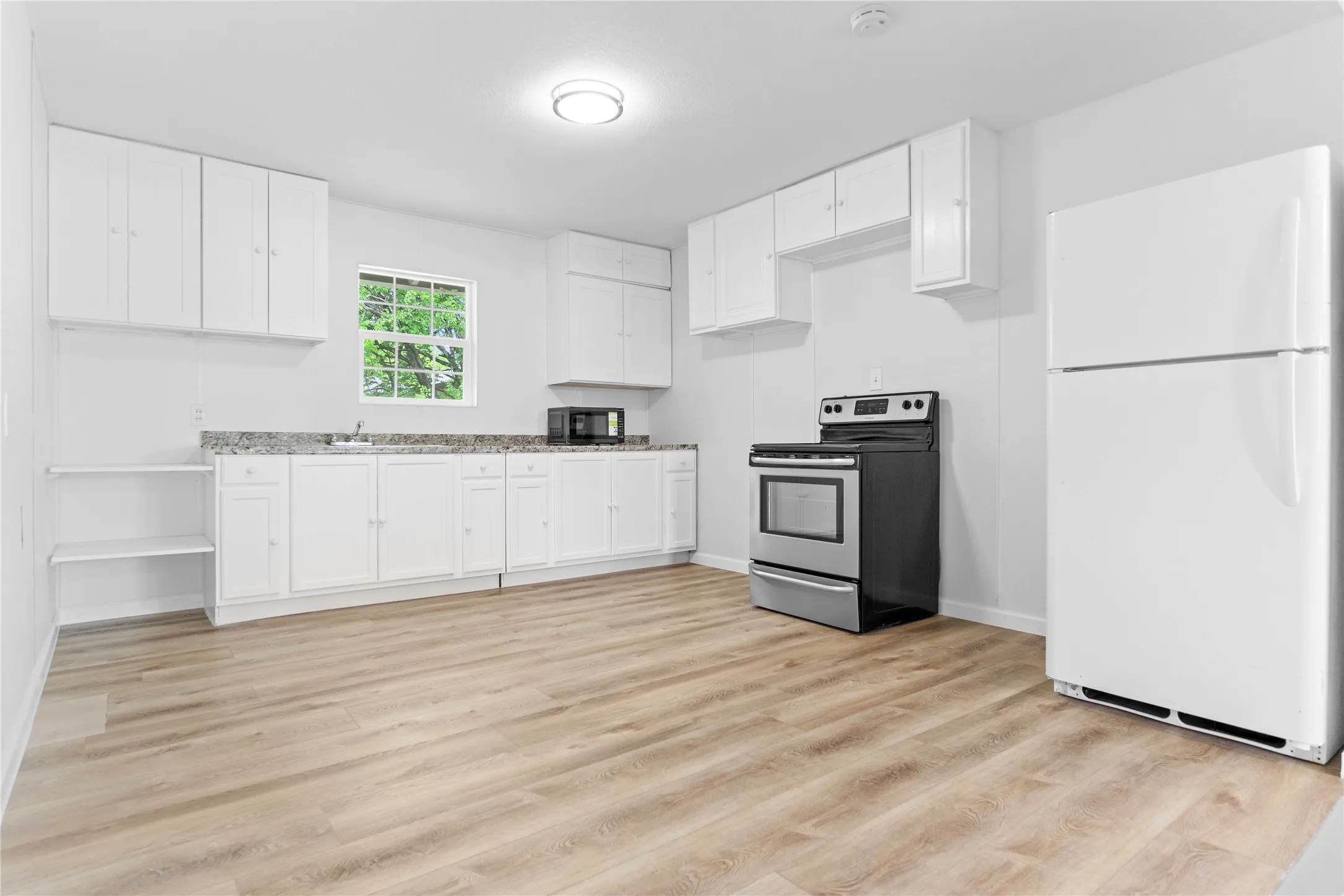 Single Family Residence For Sale in Navarro County , 103 N 6th Street E, Dawson, Texas 76639, 3 Bedrooms, 1 Bathroom, Garage spaces, 1,353 Sqft, built in 1960, Price $199,999, mls#20937567, Real Estate Agent in Dawson, Homes For Sale in Navarro county, Homes For Sale in Dawson, Realtor in Dawson Texas, Real Estate Brokerage Independent Realty Texas, Luminita Cordes Realtor